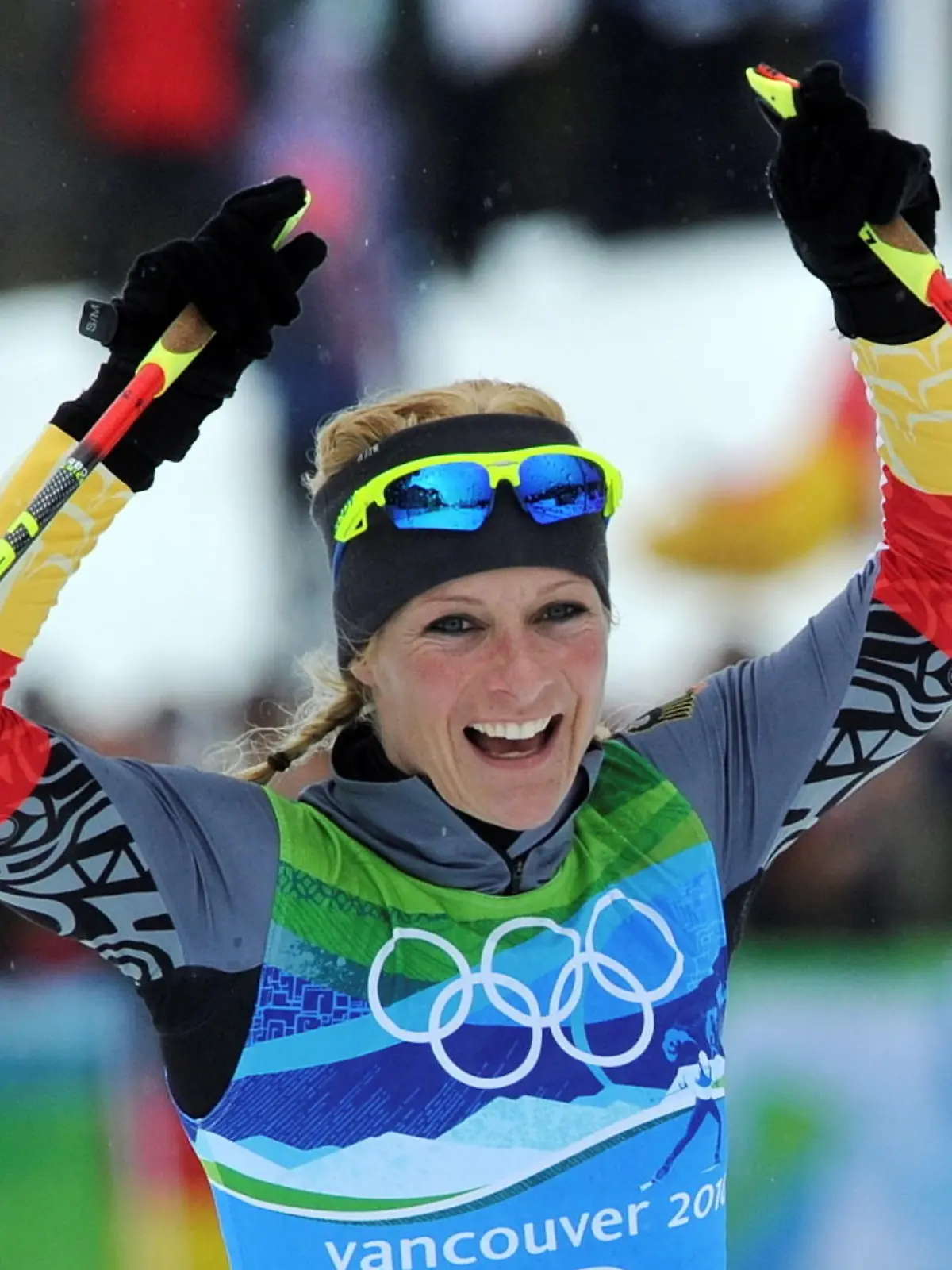 ARCHIV - Skilangläuferin Claudia Nystad jubelt am 25.02.2010 im Ziel bei den Olympischen Spielen 2010 in Vancouver. Nystad steigt nach drei Jahren Pause am Freitag wieder in den Langlauf-Weltcup ein. Die Ziele der zweimaligen Olympiasiegerin sind bescheiden - die Teilnahme bei den Spielen in Sotschi soll aber herausspringen. Foto: Martin Schutt/dpa (zu dpa-KORR: «Der leichte, schwere Weg zurück: Claudia Nystad vor Weltcup-Comeback» vom 27.11.2013) +++(c) dpa - Bildfunk+++