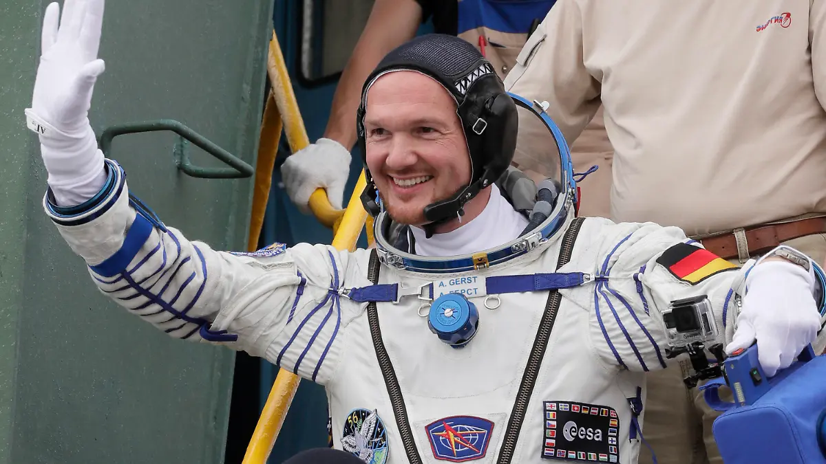 ARCHIV - 06.06.2018, Kasachstan, Baikonur: Der deutsche Astronaut Alexander Gerst winkt vor dem Abflug zur Raumstation ISS. (Zu dpa "Deutscher Astronaut Gerst fliegt zurück zur Erde") Foto: Dmitri Lovetsky/AP POOL/dpa +++ dpa-Bildfunk +++