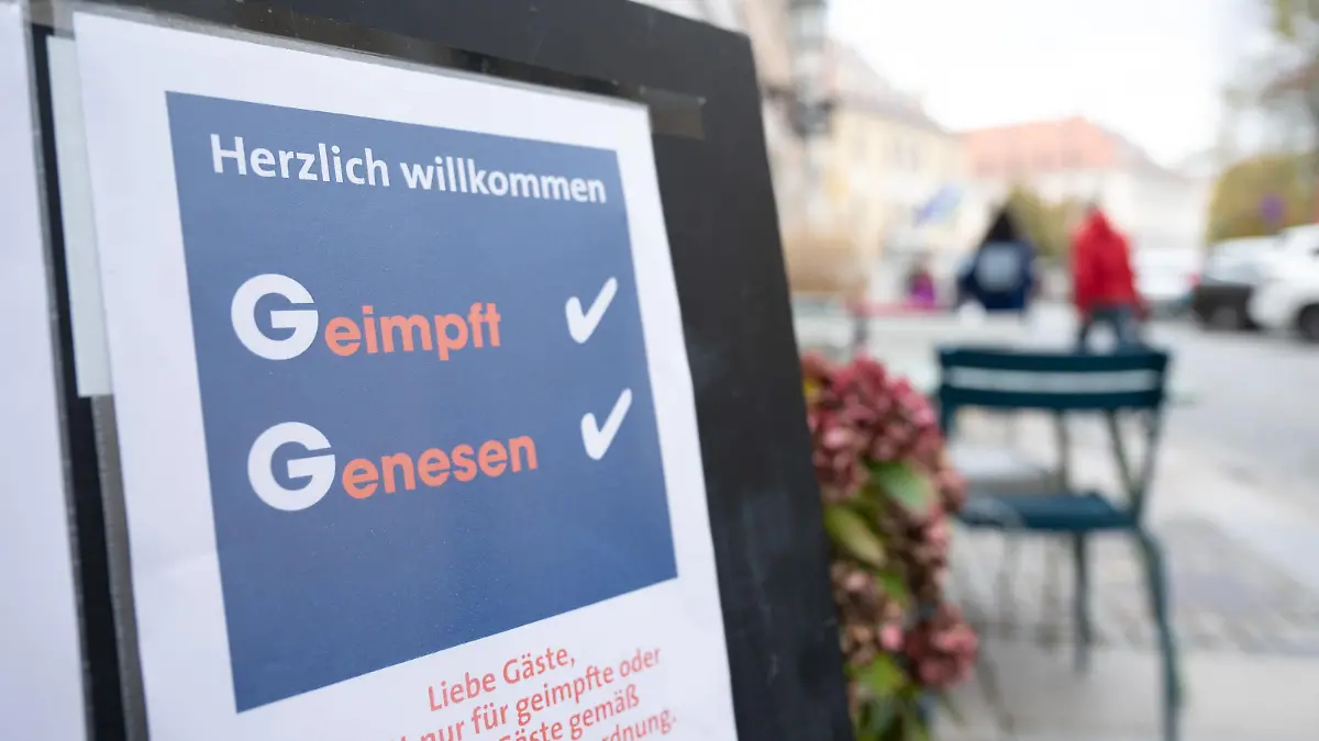 Eine Tafel vor einem Restaurant an der Hauptstraße informiert die Gäste über die 2G-Regel mit der Aufschrift „Geimpft Genesen“.