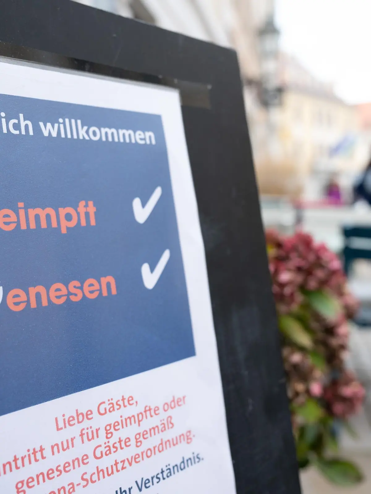 Eine Tafel vor einem Restaurant an der Hauptstraße informiert die Gäste über die 2G-Regel mit der Aufschrift „Geimpft Genesen“.