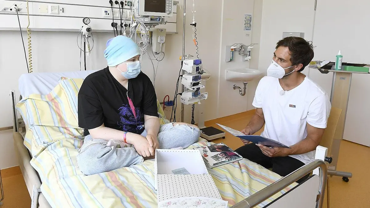 Max Giesinger im Gespräch mit Leukämie-Patientin Rebecca (13).