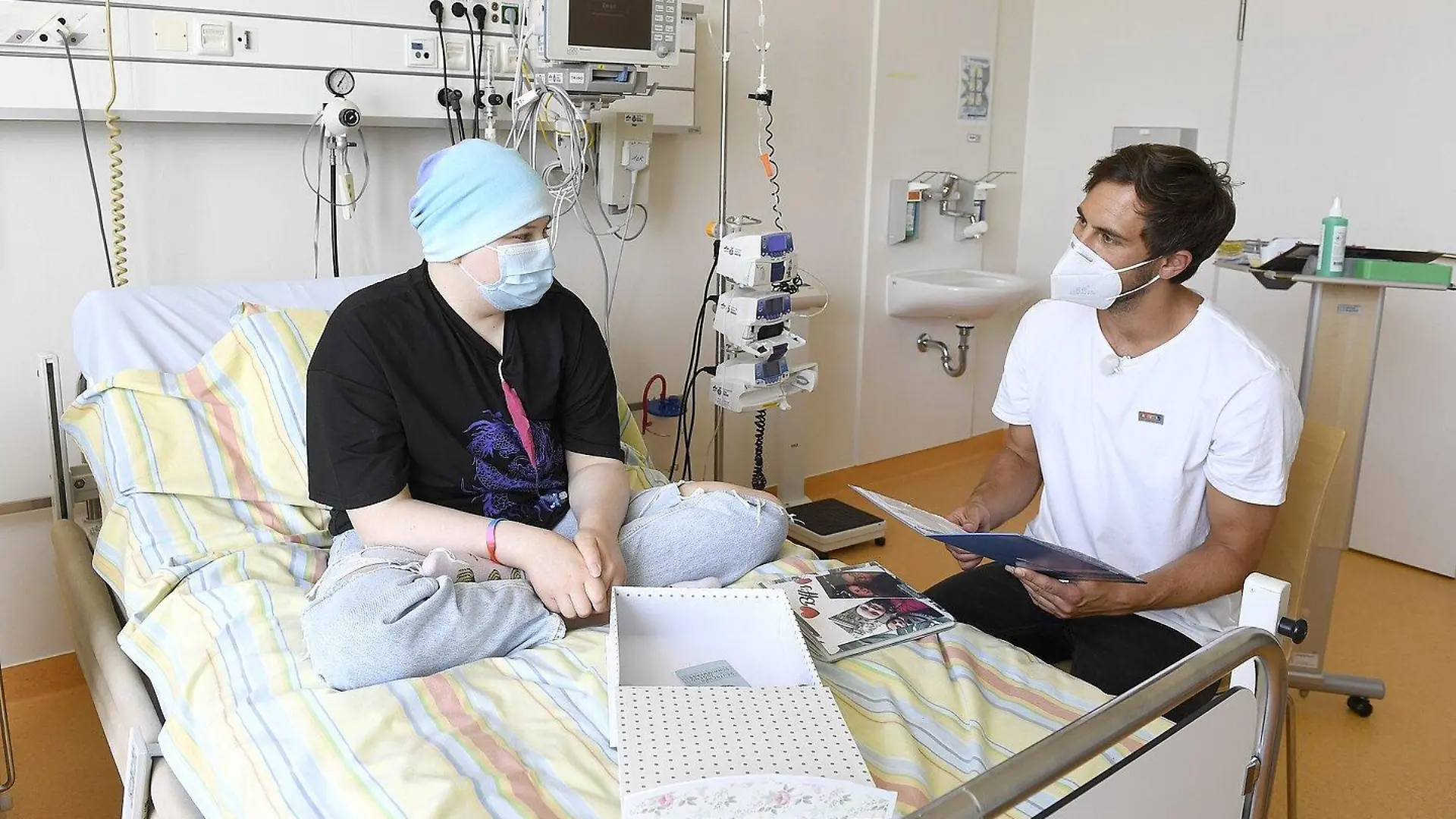 Max Giesinger im Gespräch mit Leukämie-Patientin Rebecca (13).