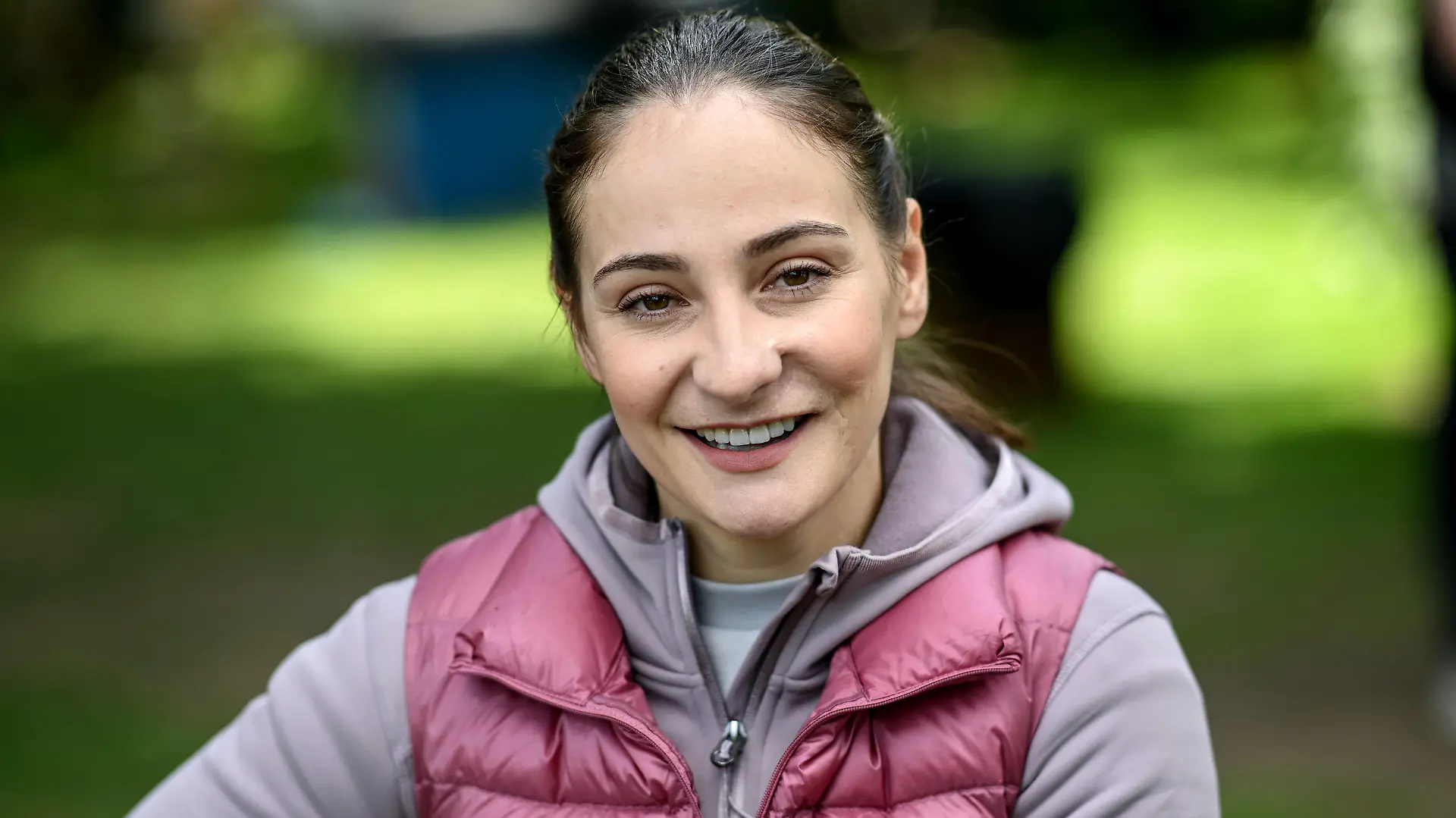 ARCHIV - 24.08.2021, Brandenburg, Henningsdorf: Kristina Vogel, ehemalige Bahnradsportlerin und Kommunalpolitikerin, bei den Dreharbeiten zu der Serie Löwenzahn. (zu dpa "Olympiasiegerin Vogel: Impfung ist Bürgerpflicht - Kritik an Kimmich") Foto: Britta Pedersen/dpa-Zentralbild/dpa +++ dpa-Bildfunk +++