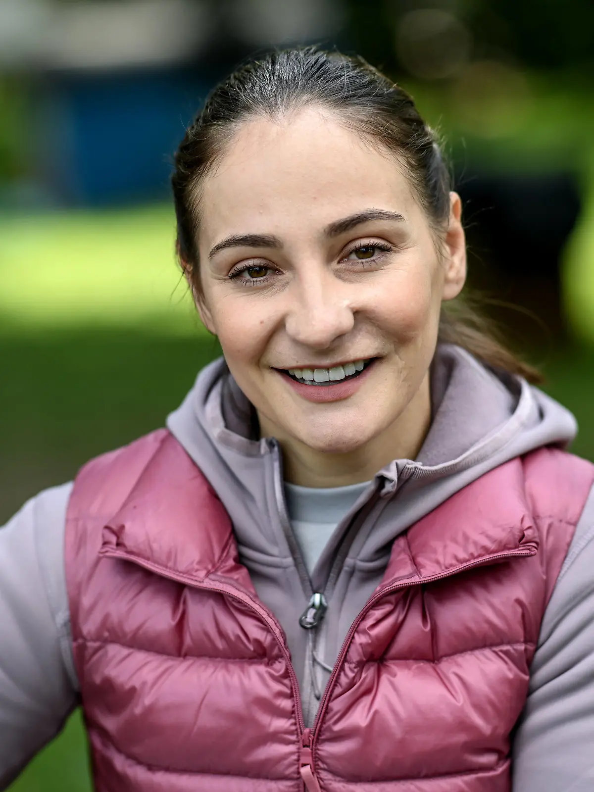 ARCHIV - 24.08.2021, Brandenburg, Henningsdorf: Kristina Vogel, ehemalige Bahnradsportlerin und Kommunalpolitikerin, bei den Dreharbeiten zu der Serie Löwenzahn.     (zu dpa "Olympiasiegerin Vogel: Impfung ist Bürgerpflicht - Kritik an Kimmich") Foto: Britta Pedersen/dpa-Zentralbild/dpa +++ dpa-Bildfunk +++