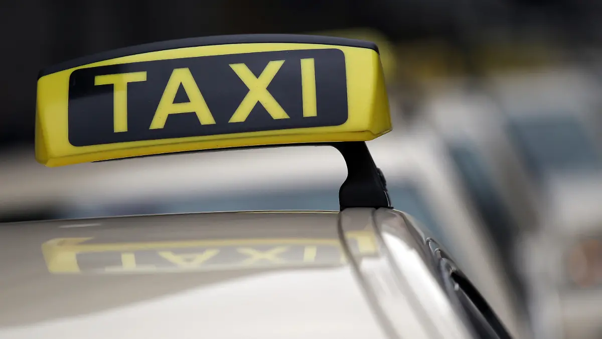 Eine Taxi steht am Donnerstag (06.10.2011) in Köln. Der ADAC hat Taxifahrer in ganz Europa getestet. Nach dem ADAC-Ergebnis sind die Fahrer das größte Problem des Gewerbes: sie missachten rote Ampeln, fahren Umwege, stellen Quittungen falsch aus oder verweigern auch schonmal komplett die Tour. Von den vier geprüften deutschen Städten landeten mit München (2), Köln(3) und Berlin (5) drei unter den besten Fünf. Foto: Oliver Berg dpa/lnw +++(c) dpa - Bildfunk+++
