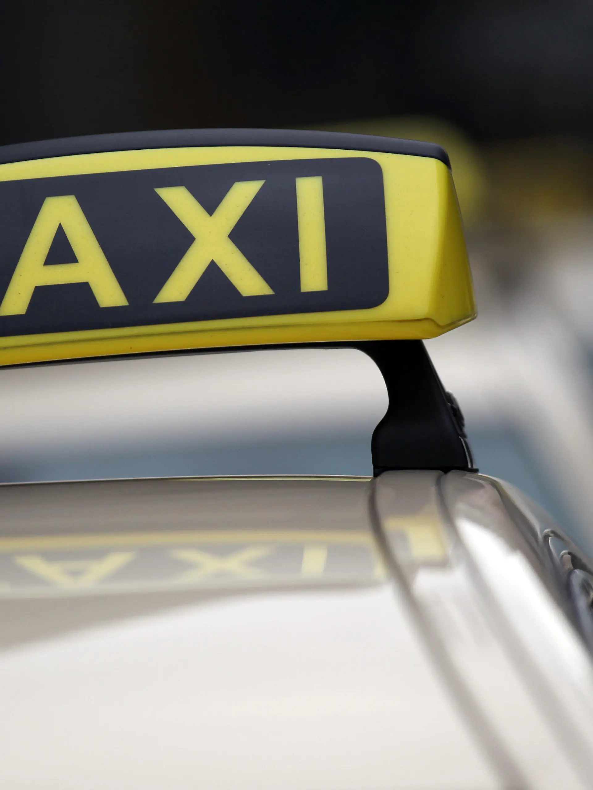Eine Taxi steht am Donnerstag (06.10.2011) in Köln. Der ADAC hat Taxifahrer in ganz Europa getestet. Nach dem ADAC-Ergebnis sind die Fahrer das größte Problem des Gewerbes: sie missachten rote Ampeln, fahren Umwege, stellen Quittungen falsch aus oder verweigern auch schonmal komplett die Tour. Von den vier geprüften deutschen Städten landeten mit München (2), Köln(3) und Berlin (5) drei unter den besten Fünf. Foto: Oliver Berg dpa/lnw  +++(c) dpa - Bildfunk+++