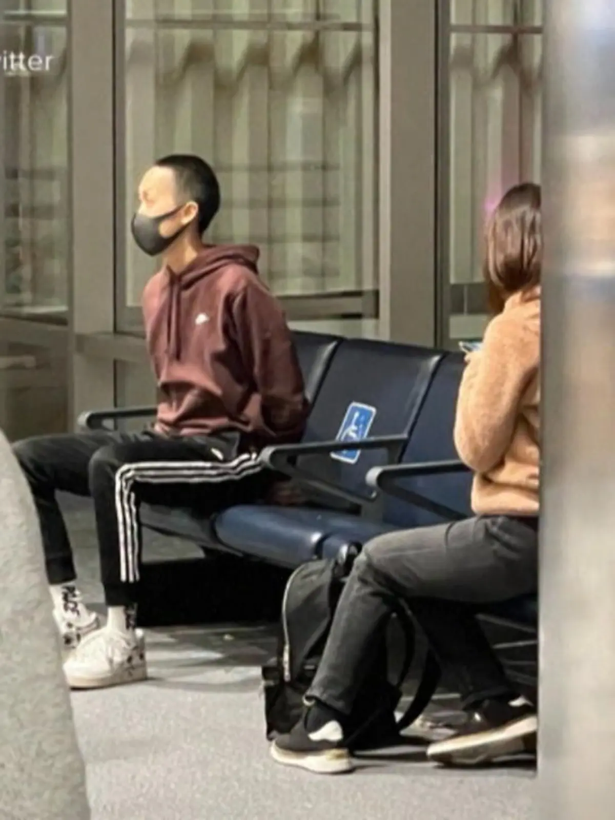 Aus Versehen rempelt eine Stewardess einen Fluggast an – nichts Ungewöhnliches in einer engen Passagiermaschine. Doch der First-Class-Gast flippt völlig aus und schlägt die Flugbegleiterin zweimal. Der Flug wird nach Denver umgeleitet und der Prügel-Passagier dort festgenommen.