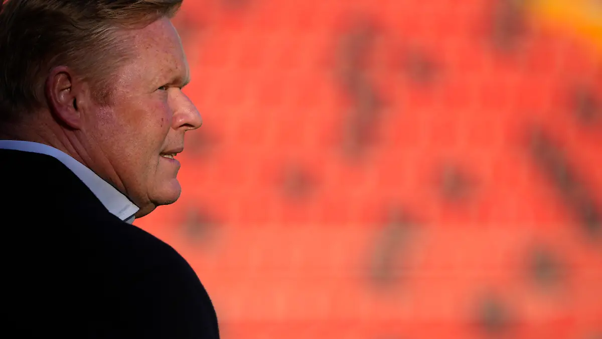 27.10.2021, Spanien, Madrid: Fußball: Primera Division, Spanien, 11. Spieltag, Rayo Vallecano - FC Barcelona, Vallecas-Stadion. Ronald Koeman, Trainer vom FC Barcelona, inspiziert das Spielfeld vor dem Spiel. Foto: Manu Fernandez/AP/dpa +++ dpa-Bildfunk +++