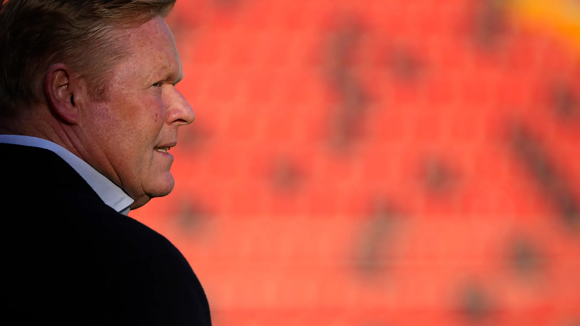 27.10.2021, Spanien, Madrid: Fußball: Primera Division, Spanien, 11. Spieltag, Rayo Vallecano - FC Barcelona, Vallecas-Stadion. Ronald Koeman, Trainer vom FC Barcelona, inspiziert das Spielfeld vor dem Spiel. Foto: Manu Fernandez/AP/dpa +++ dpa-Bildfunk +++