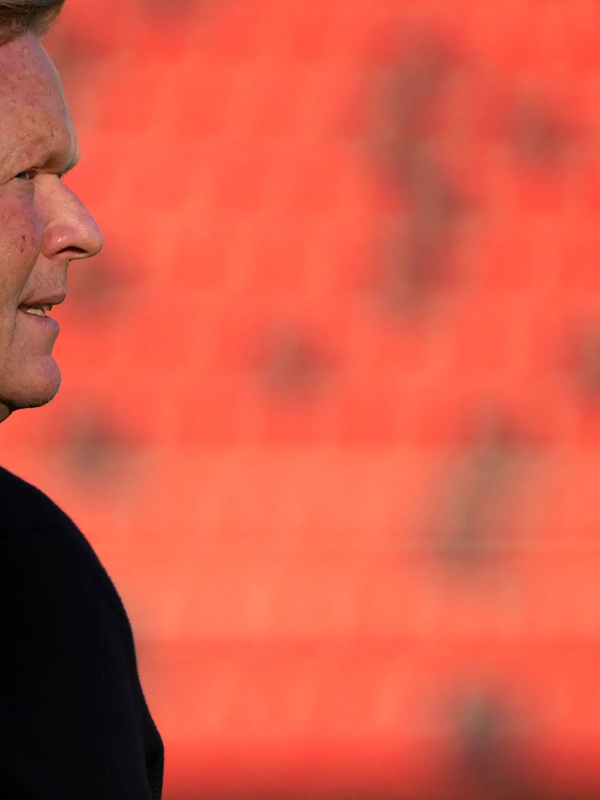 27.10.2021, Spanien, Madrid: Fußball: Primera Division, Spanien, 11. Spieltag, Rayo Vallecano - FC Barcelona, Vallecas-Stadion. Ronald Koeman, Trainer vom FC Barcelona, inspiziert das Spielfeld vor dem Spiel. Foto: Manu Fernandez/AP/dpa +++ dpa-Bildfunk +++