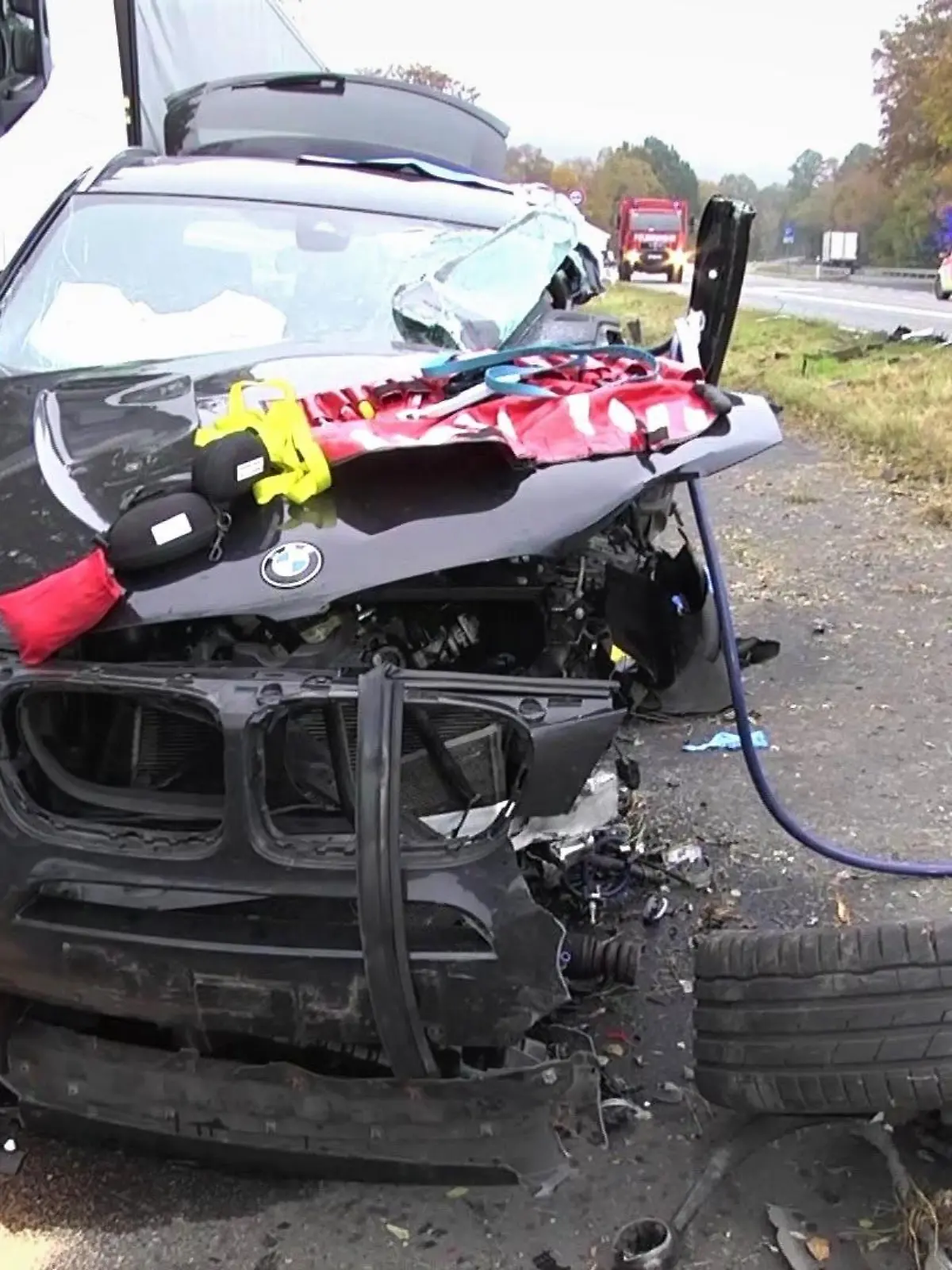 Bei einem schweren Verkehrsunfall auf der Bundesstraße 27 zwischen Bad Hersfeld und Friedlos ist ein 19 Jahre alter Autofahrer gestorben. Ein 58-jähriger Mann sowie ein 17 Jahre alter Fahrer eines Motorrads wurden schwer verletzt, wie die Polizei in Fulda am Freitag mitteilte.