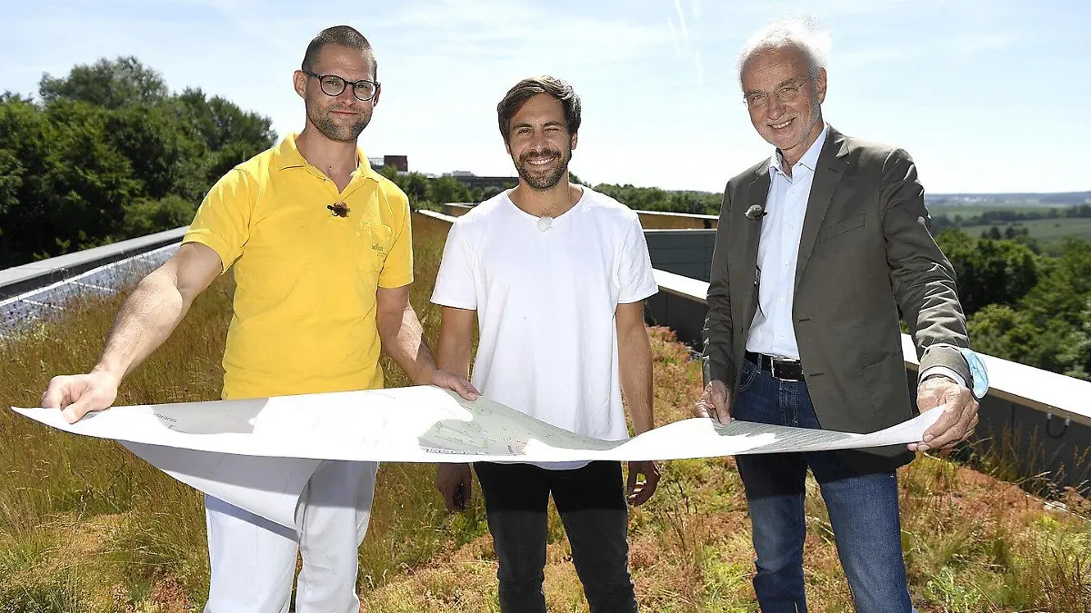 Max Giesinger und Mitarbeiter des Uniklinikums Regensburg