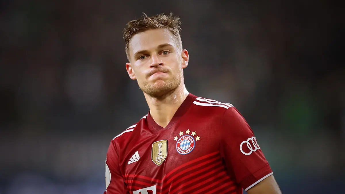 27.10.2021, Fussball DFB Pokal 2021/2022, 2. Runde, Borussia Mönchengladbach - FC Bayern München, im Borussia-Park Mönchengladbach. Joshua Kimmich FC Bayern München nach dem Schlusspfiff frustriert über die historische Niederlage von 0:5 ***DFL and DFB regulations prohibit any use of photographs as image sequences and/or quasi-video.*** *** 27 10 2021, Football DFB Pokal 2021 2022, 2 Round, Borussia Mönchengladbach FC Bayern Munich, at Borussia Park Mönchengladbach Joshua Kimmich FC Bayern Munich after the final whistle frustrated by the historic defeat of 0 5 DFL and DFB regulations prohibit any use of photographs as image sequences and or quasi video