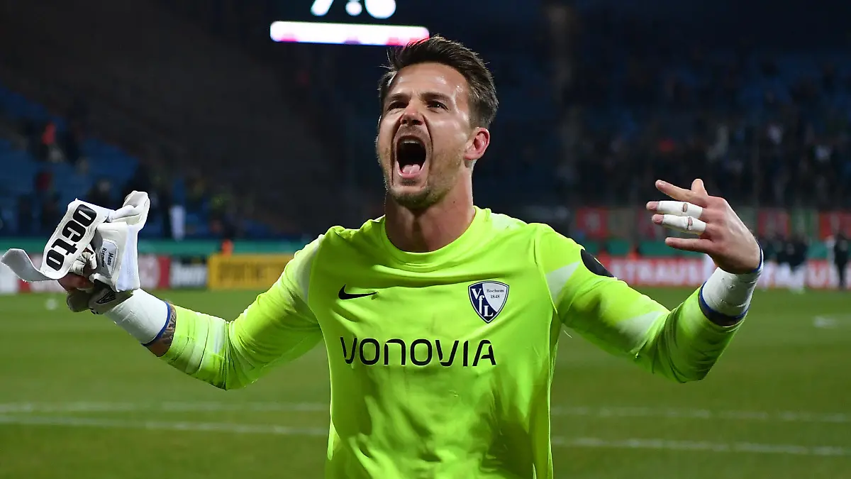 BOCHUM, GERMANY - OCTOBER 27: Manuel Riemann of Bochum celebrates after scoring the winning penalty during the DFB Cup second round match between VfL Bochum and FC Augsburg at Vonovia Ruhrstadion on October 27, 2021 in Bochum, Germany. (Photo by Stuart Franklin/Getty Images)