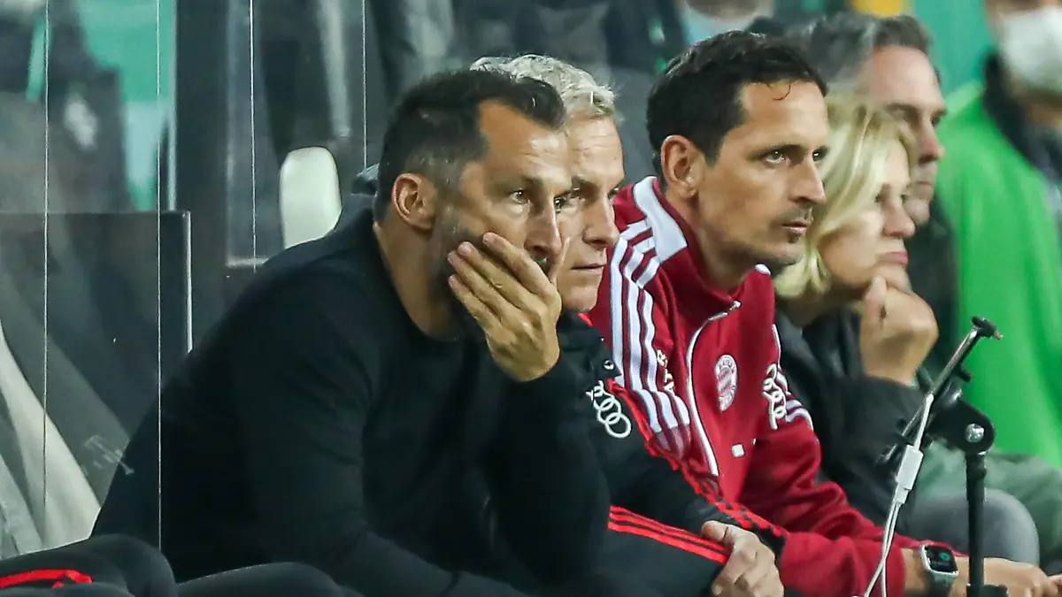 Hasan Salihamidzic FC Bayern München / Muenchen, Sportdirektor unzufrieden, enttäuscht / enttaeuscht, GER, Borussia Mönchengladbach / Moenchengladbach vs. FC Bayern München / Muenchen, Fussball, DFB-Pokal, 2021/2022, 2. Runde, 27.10.2021, DFB/DFL regulations prohibit any use of photographs as image sequences and/or quasi-video., GER, Borussia Mönchengladbach / Moenchengladbach vs. FC Bayern München / Muenchen, Fussball, DFB-Pokal, 2021/2022, 2. Runde, 27.10.2021 Mönchengladbach / Moenchengladbach *** Hasan Salihamidzic FC Bayern München Muenchen, sport director dissatisfied, disappointed disappointed, GER, Borussia Mönchengladbach Moenchengladbach vs FC Bayern München Muenchen, Football, DFB Pokal, 2021 2022, 2 Round, 27 10 2021, DFB DFL regulations prohibit any use of photographs as image sequences and or quasi video , GER, Borussia Mönchengladbach Moenchengladbach vs FC Bayern Munich Muenchen, Football, DFB Pokal, 2021 2022, 2 Round, 27 10 2021 Mönchengladbach Moenchengladbach Copyright: xEibner-Pressefoto/GabrielxBoiax EP_GBA