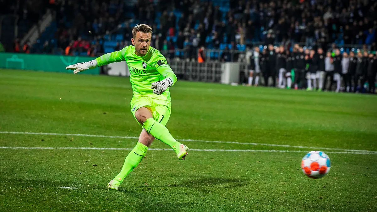  GER, DFB Pokal 2. Hauptrunde, VfL Bochum vs FC Augsburg / 27.10.2020, Vonovia Ruhrstadion, Bochum, GER, DFB Pokal 2. Hauptrunde, VfL Bochum vs FC Augsburg im Bild: Manuel Riemann Bochum 1 trifft im Elfmeterschiessen den entscheidenden Elfmeter und bringt Bochum in die naechste Runde, *** GER, DFB Pokal 2 Hauptrunde, VfL Bochum vs FC Augsburg 27 10 2020, Vonovia Ruhrstadion, Bochum, GER, DFB Pokal 2 Hauptrunde, VfL Bochum vs FC Augsburg in picture Manuel Riemann Bochum 1 scores the decisive penalty in the penalty shootout to take Bochum into the next round, nordphotoxGmbHx/xRauch nph00251