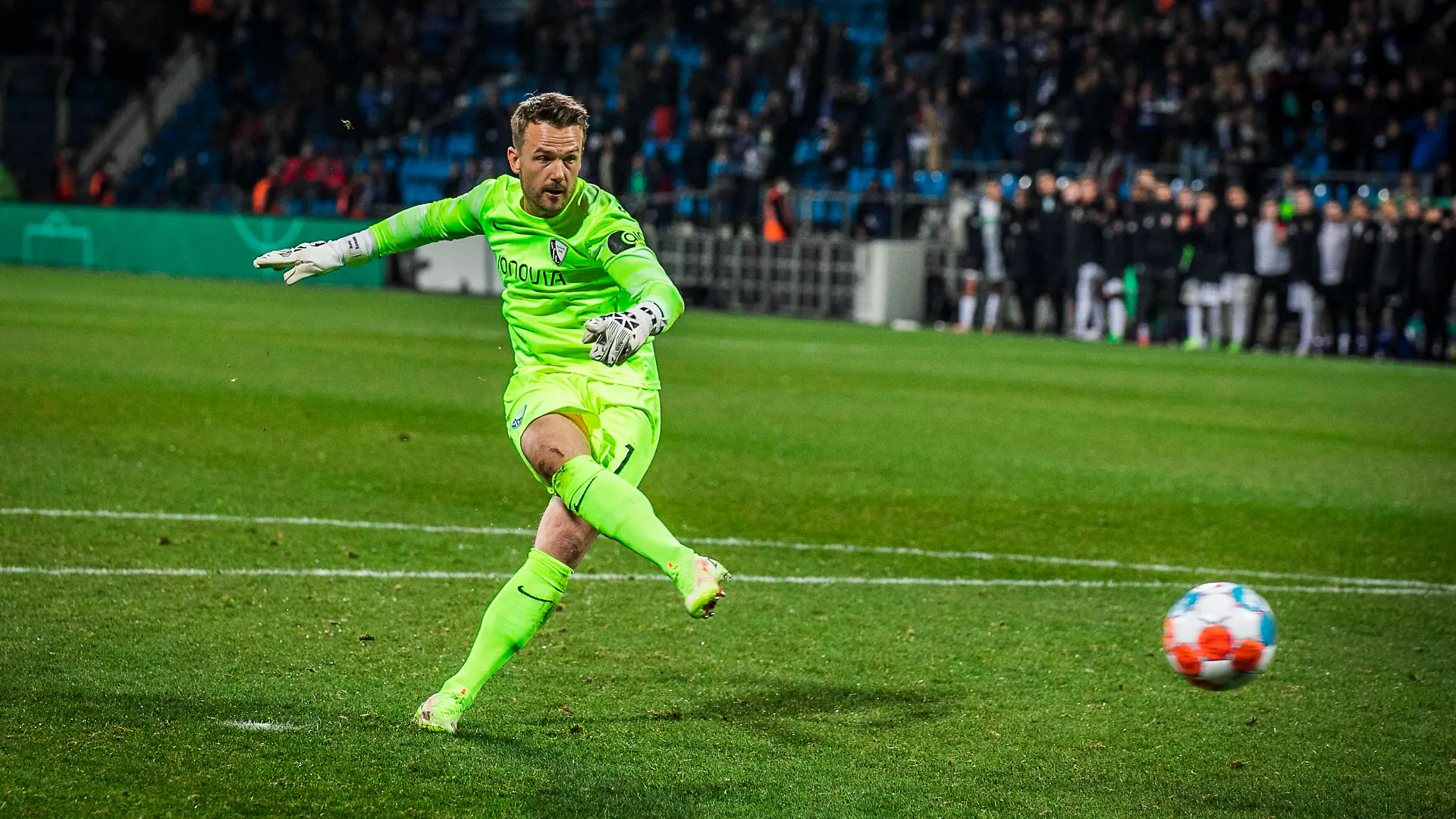 GER, DFB Pokal 2. Hauptrunde, VfL Bochum vs FC Augsburg / 27.10.2020, Vonovia Ruhrstadion, Bochum, GER, DFB Pokal 2. Hauptrunde, VfL Bochum vs FC Augsburg im Bild: Manuel Riemann Bochum 1 trifft im Elfmeterschiessen den entscheidenden Elfmeter und bringt Bochum in die naechste Runde, *** GER, DFB Pokal 2 Hauptrunde, VfL Bochum vs FC Augsburg 27 10 2020, Vonovia Ruhrstadion, Bochum, GER, DFB Pokal 2 Hauptrunde, VfL Bochum vs FC Augsburg in picture Manuel Riemann Bochum 1 scores the decisive penalty in the penalty shootout to take Bochum into the next round, nordphotoxGmbHx/xRauch nph00251