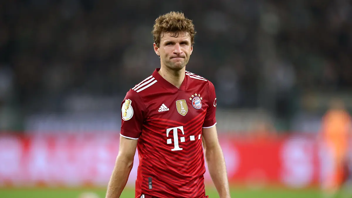  27.10.2021, Fussball DFB Pokal 2021/2022, 2. Runde, Borussia Mönchengladbach - FC Bayern München, im Borussia-Park Mönchengladbach. Thomas Müller FC Bayern München nach dem Schlusspfiff frustriert über die historische Niederlage von 0:5 ***DFL and DFB regulations prohibit any use of photographs as image sequences and/or quasi-video.*** *** 27 10 2021, Football DFB Pokal 2021 2022, 2 Round, Borussia Mönchengladbach FC Bayern Munich, at Borussia Park Mönchengladbach Thomas Müller FC Bayern Munich frustrated after the final whistle over the historic defeat of 0 5 DFL and DFB regulations prohibit any use of photographs as image sequences and or quasi video