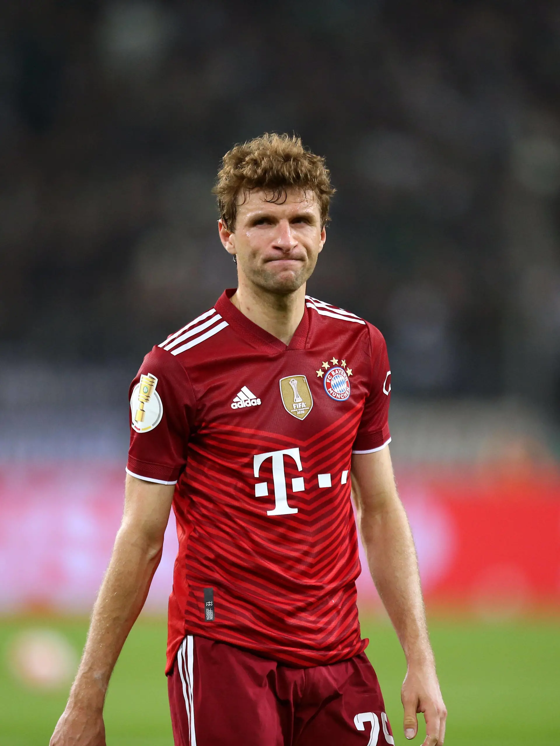  27.10.2021, Fussball DFB Pokal 2021/2022, 2. Runde, Borussia Mönchengladbach - FC Bayern München, im Borussia-Park Mönchengladbach. Thomas Müller FC Bayern München nach dem Schlusspfiff frustriert über die historische Niederlage von 0:5 ***DFL and DFB regulations prohibit any use of photographs as image sequences and/or quasi-video.*** *** 27 10 2021, Football DFB Pokal 2021 2022, 2 Round, Borussia Mönchengladbach FC Bayern Munich, at Borussia Park Mönchengladbach Thomas Müller FC Bayern Munich frustrated after the final whistle over the historic defeat of 0 5 DFL and DFB regulations prohibit any use of photographs as image sequences and or quasi video