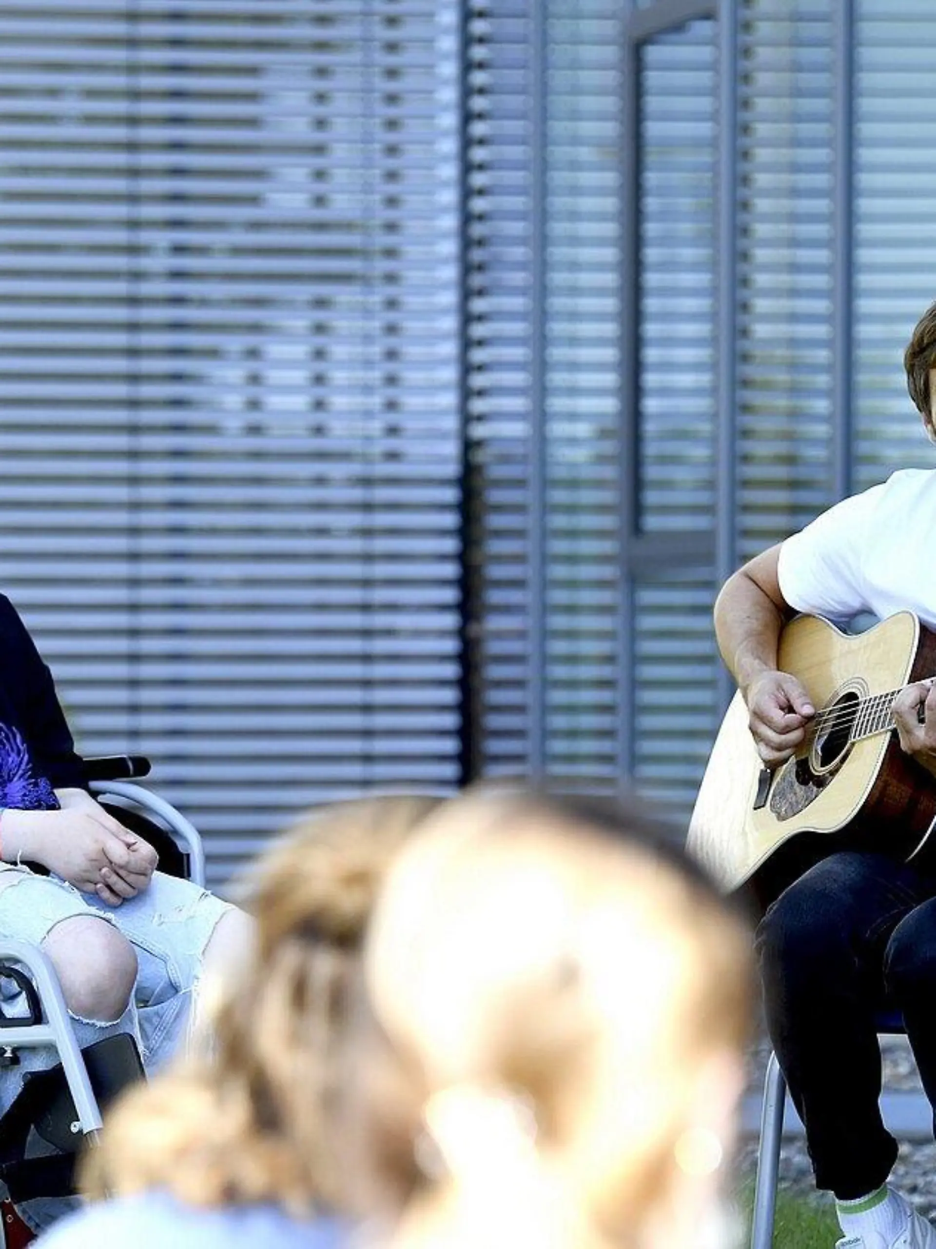 Max Giesinger singt für die Kinder der Leukämie-Station am Uniklinikum Regensburg