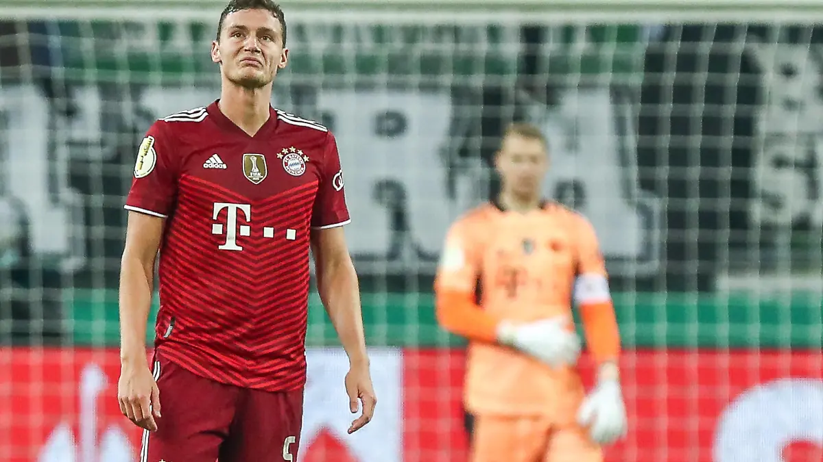 Benjamin Pavard FC Bayern München / Muenchen, 05 unzufrieden, enttäuscht / enttaeuscht, GER, Borussia Mönchengladbach / Moenchengladbach vs. FC Bayern München / Muenchen, Fussball, DFB-Pokal, 2021/2022, 2. Runde, 27.10.2021, DFB/DFL regulations prohibit any use of photographs as image sequences and/or quasi-video., GER, Borussia Mönchengladbach / Moenchengladbach vs. FC Bayern München / Muenchen, Fussball, DFB-Pokal, 2021/2022, 2. Runde, 27.10.2021 Mönchengladbach / Moenchengladbach *** Benjamin Pavard FC Bayern München Muenchen, 05 dissatisfied, disappointed disappointed, GER, Borussia Mönchengladbach Moenchengladbach vs FC Bayern München Muenchen, Football, DFB Pokal, 2021 2022, 2 Round, 27 10 2021, DFB DFL regulations prohibit any use of photographs as image sequences and or quasi video , GER, Borussia Mönchengladbach Moenchengladbach vs FC Bayern München Muenchen, Football, DFB Pokal, 2021 2022, 2 Round, 27 10 2021 Mönchengladbach Moenchengladbach Copyright: xEibner-Pressefoto/GabrielxBoiax EP_GBA