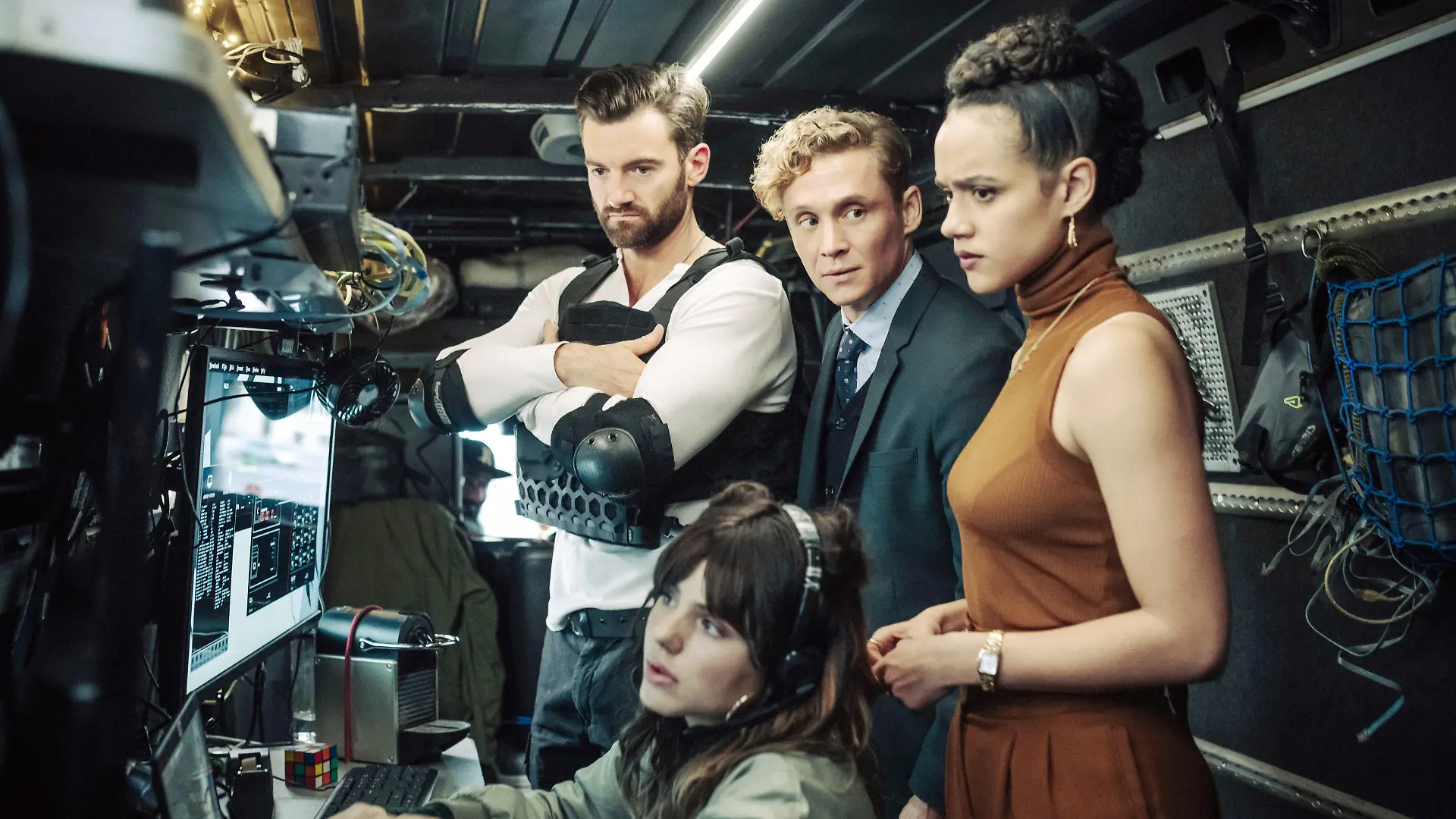 HANDOUT - 07.12.2020, ---, -: Stuart Martin (l), Ruby O. Fee (unten), Matthias Schweighöfer und Nathalie Emmanuel in einer Szene des Films "Army of Thieves". (zu dpa - Streaming zum Mitreden - zum 29. Oktober - "Ein Kreischen geht um die Welt: Schweighöfer in «Army Of Thieves»") Foto: Stanislav Honzik/Netflix 2021/dpa - ACHTUNG: Nur zur redaktionellen Verwendung im Zusammenhang mit einer Berichterstattung über den Film und nur mit vollständiger Nennung des vorstehenden Credits +++ dpa-Bildfunk +++