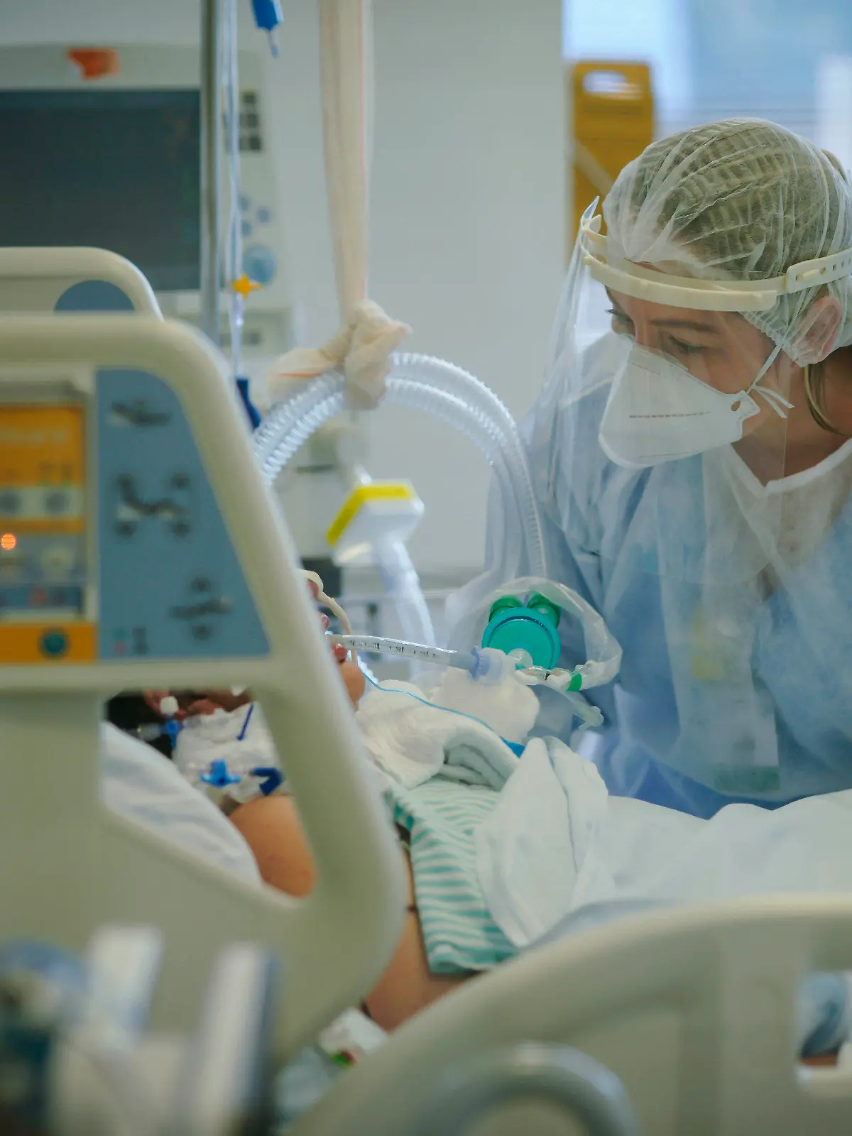 ARCHIV - 19.03.2021, Brasilien, Porto Alegre: Ein medizinische Mitarbeiterin behandelt im Krankenhaus «Hospital das Clinicas» einen Covid-19-Patienten auf der Intensivstation. (zu dpa «Studie: Einsatz von Antibiotika bei Covid-19-Patienten oft unnötig») Foto: Jefferson Bernardes/AP/dpa +++ dpa-Bildfunk +++