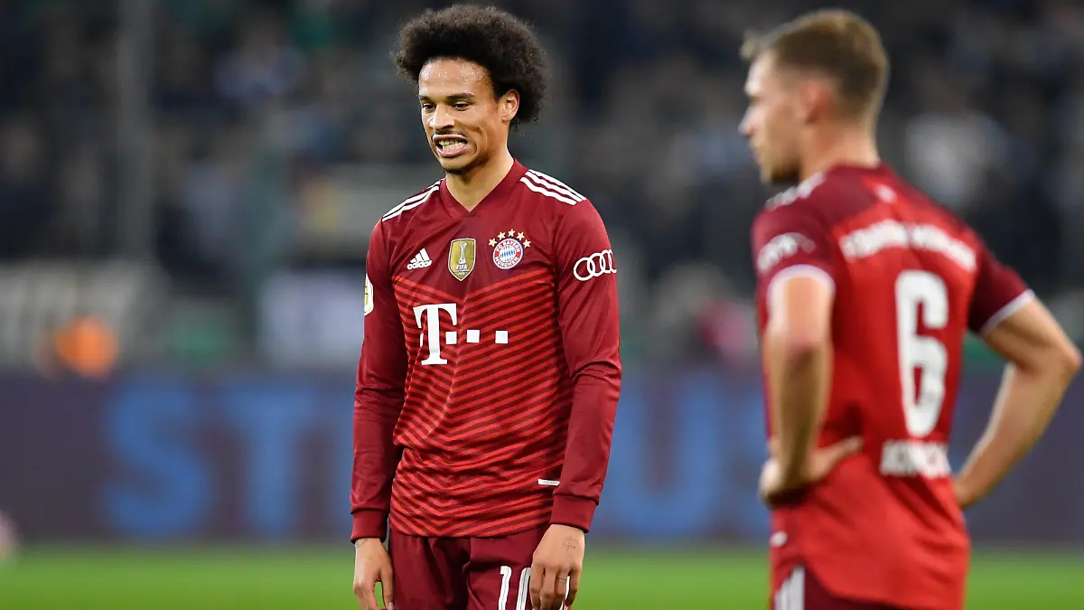 Fußball: DFB-Pokal, Borussia Mönchengladbach - Bayern München, 2. Runde, Stadion im Borussia-Park. Münchens Leroy Sané und Münchens Joshua Kimmich stehen nach dem 5:0 auf dem Platz.WICHTIGER HINWEIS: Gemäß den Vorgaben der DFL Deutsche Fußball Liga bzw. des DFB Deutscher Fußball-Bund ist es untersagt, in dem Stadion und/oder vom Spiel angefertigte Fotoaufnahmen in Form von Sequenzbildern und/oder videoähnlichen Fotostrecken zu verwerten bzw. verwerten zu lassen.