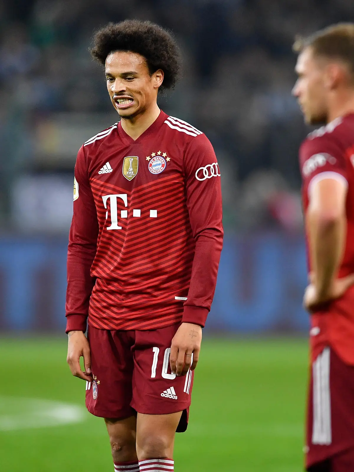 Fußball: DFB-Pokal, Borussia Mönchengladbach - Bayern München, 2. Runde, Stadion im Borussia-Park. Münchens Leroy Sané und Münchens Joshua Kimmich stehen nach dem 5:0 auf dem Platz.WICHTIGER HINWEIS: Gemäß den Vorgaben der DFL Deutsche Fußball Liga bzw. des DFB Deutscher Fußball-Bund ist es untersagt, in dem Stadion und/oder vom Spiel angefertigte Fotoaufnahmen in Form von Sequenzbildern und/oder videoähnlichen Fotostrecken zu verwerten bzw. verwerten zu lassen.