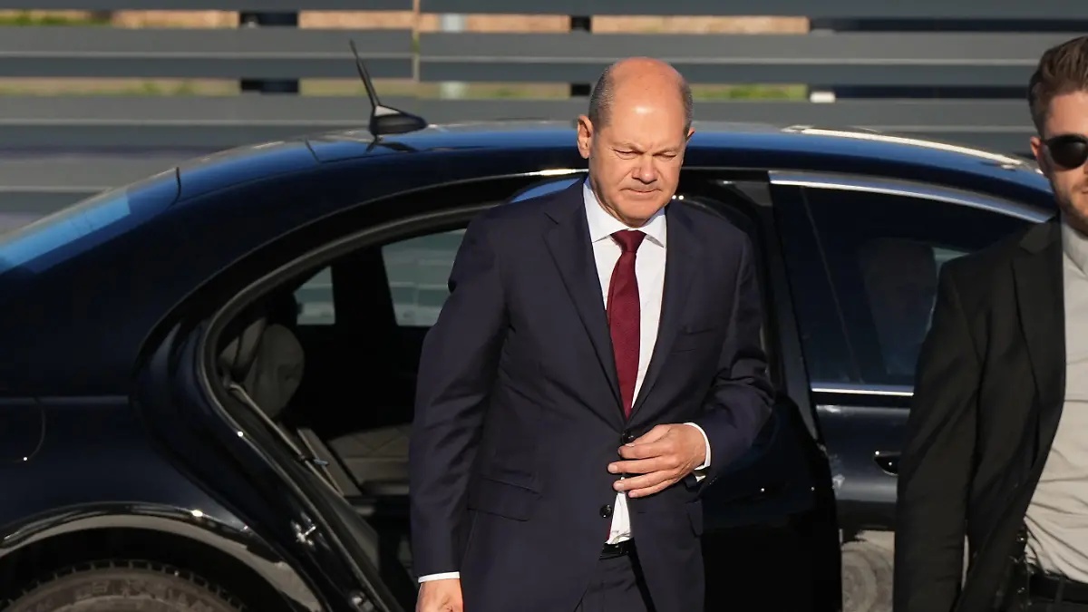 ARCHIV - 26.10.2022, Brandenburg, Schönefeld: Bundeskanzler Olaf Scholz (l, SPD) kommt zum Start einer zweitägigen Reise auf dem militärischen Teil des Flughafens Berlin Brandenburg BER an und steigt aus einer Limousine. (Zu dpa «Sicherheitspanne: Mann fährt im Kanzler-Konvoi mit und umarmt Scholz») Foto: Soeren Stache/dpa +++ dpa-Bildfunk +++