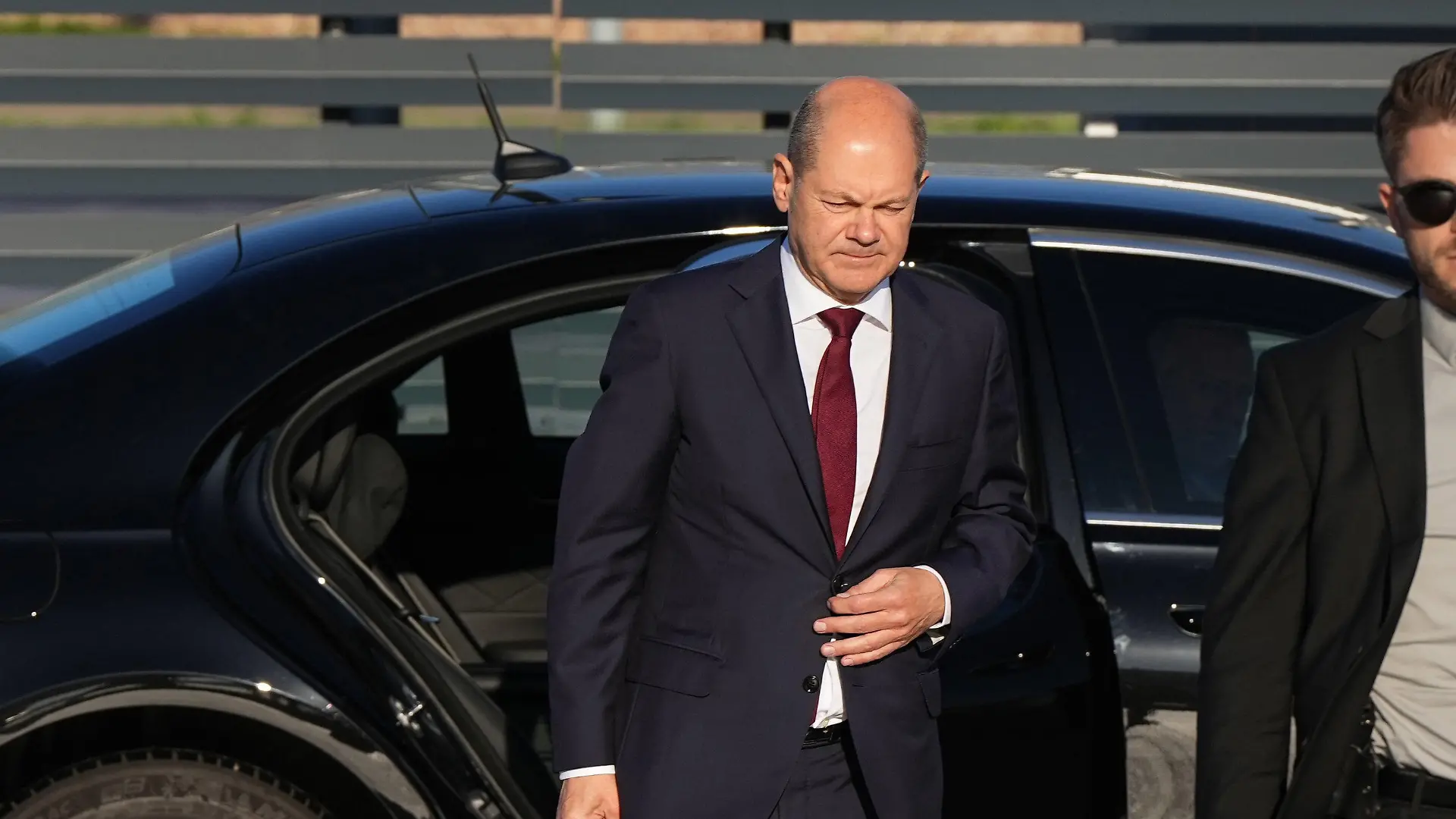 ARCHIV - 26.10.2022, Brandenburg, Schönefeld: Bundeskanzler Olaf Scholz (l, SPD) kommt zum Start einer zweitägigen Reise auf dem militärischen Teil des Flughafens Berlin Brandenburg BER an und steigt aus einer Limousine. (Zu dpa «Sicherheitspanne: Mann fährt im Kanzler-Konvoi mit und umarmt Scholz») Foto: Soeren Stache/dpa +++ dpa-Bildfunk +++