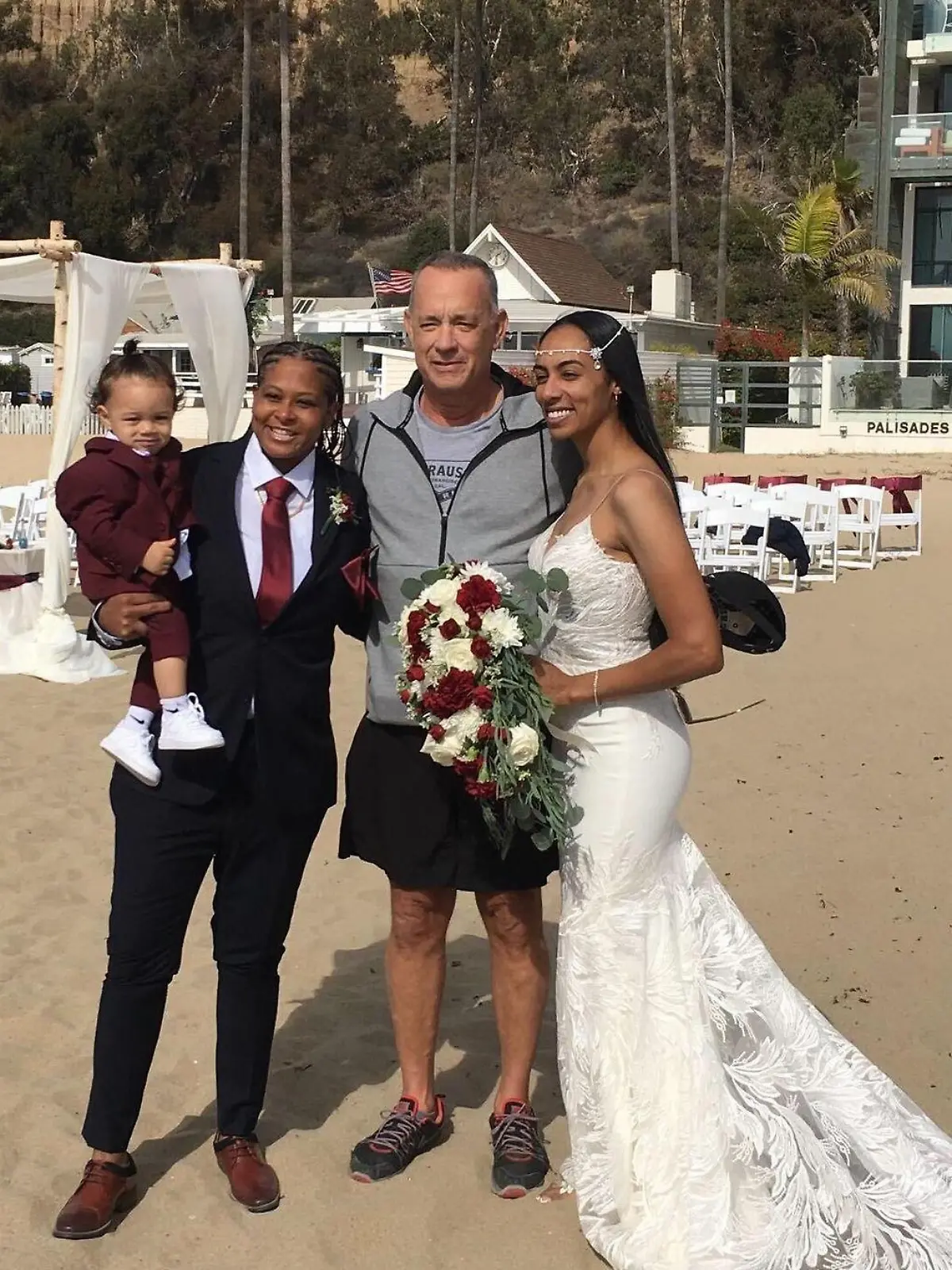 Tom Hanks platzt in Strandhochzeit