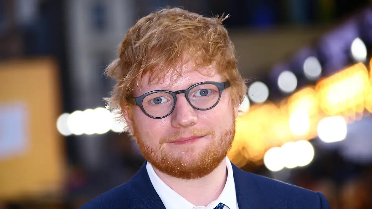 ARCHIV - 18.06.2019, Großbritannien, London: Ed Sheeran kommt zur Premiere des Films «Yesterday». Mit einer ungewöhnlichen Bitte will Ed Sheeran seinem Kollegen Elton John zum ersten Nummer-Eins-Hit seit fast zwei Jahrzehnten verhelfen. (zu dpa "Ed Sheeran: Bitte kauft Elton Johns Single und stürzt meine Nummer 1") Foto: Joel C Ryan/Invision/AP/dpa +++ dpa-Bildfunk +++