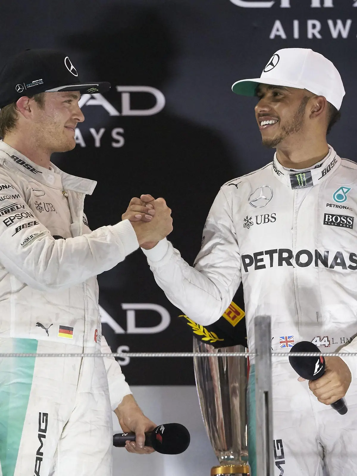 Yas Marina Circuit, Abu Dhabi, United Arab Emirates. Sunday 27 November 2016. New World Champion Nico Rosberg, Mercedes AMG, 2nd Position, and outgoing champion Lewis Hamilton, Mercedes AMG, 1st Position, congratulate each other on the podium. World SNE11156 PUBLICATIONxINxGERxSUIxAUTxHUNxONLY

Yas Marina Circuit Abu Dhabi United Arab Emirates Sunday 27 November 2016 New World Champion Nico Rosberg Mercedes AMG 2nd Position and outgoing Champion Lewis Hamilton Mercedes AMG 1st Position congratulate each OTHER ON The Podium World  PUBLICATIONxINxGERxSUIxAUTxHUNxONLY  