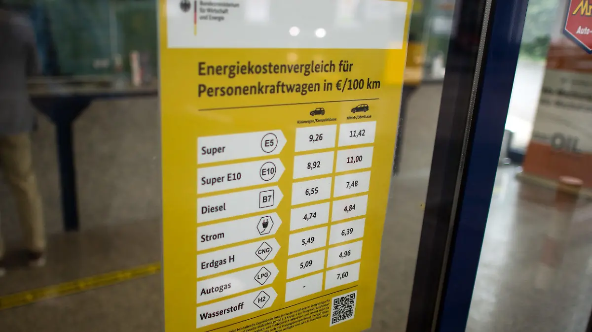 01.10.2021, Nordrhein-Westfalen, Düsseldorf: Ein Energiekostenvergleich hängt an einer Tankstelle. Dreizehn Zahlen auf einem gelborangenen Aushang sollen Autofahrern künftig zeigen, was sie hätten sparen können. Ab Oktober müssen größere Tankstellen ihren Kunden einen sogenannten Energiekostenvergleich präsentieren. Foto: Federico Gambarini/dpa +++ dpa-Bildfunk +++