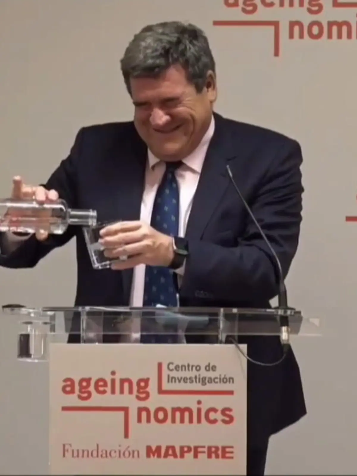 Eigentlich wollte sich der spanische Integrationsminister, während einer Rede, nur ganz lässig ein Glas mit Wasser voll machen, das geht jedoch ziemlich schief.