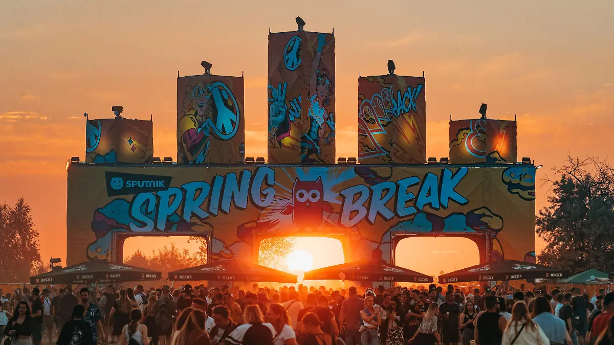 Entertainment Bilder des Tages Sputnik Springbreak Festival 2022 Sonnenuntergang am Haupteingang waehrend dem Sputnik Springbreak Festival 2022 - Tag 2 - auf der Halbinsel Pouch am 4. June 2022 bei Pouch/Bitterfeld, Sachsen Anhalt, Germany *** Sputnik Springbreak Festival 2022 sunset at the main entrance during the Sputnik Springbreak Festival 2022 day 2 on the peninsula Pouch on 4 June 2022 near Pouch Bitterfeld, Sachsen Anhalt, Germany
