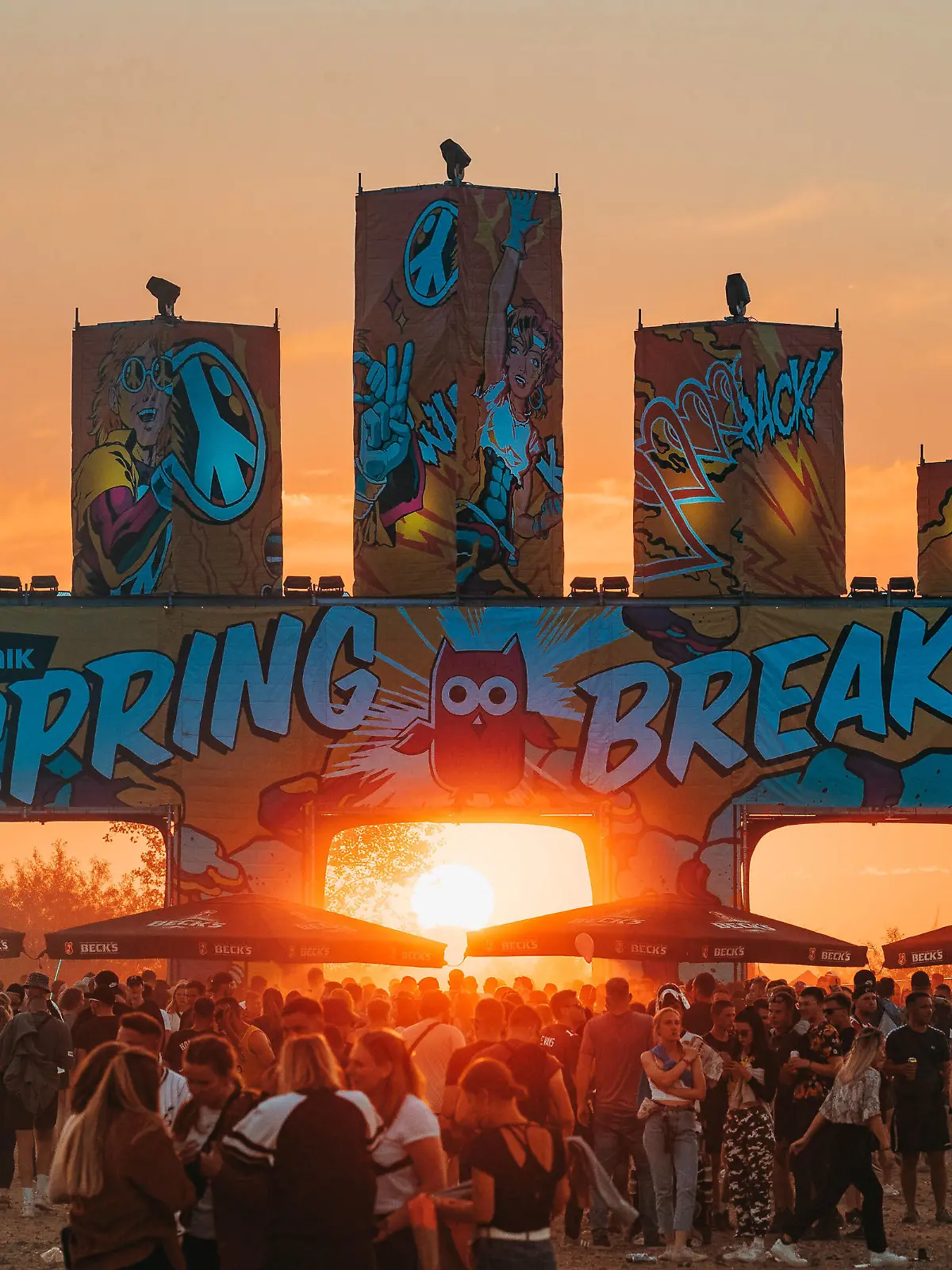 Entertainment Bilder des Tages Sputnik Springbreak Festival 2022 Sonnenuntergang am Haupteingang waehrend dem Sputnik Springbreak Festival 2022 - Tag 2 - auf der Halbinsel Pouch am 4. June 2022 bei Pouch/Bitterfeld, Sachsen Anhalt, Germany *** Sputnik Springbreak Festival 2022 sunset at the main entrance during the Sputnik Springbreak Festival 2022 day 2 on the peninsula Pouch on 4 June 2022 near Pouch Bitterfeld, Sachsen Anhalt, Germany