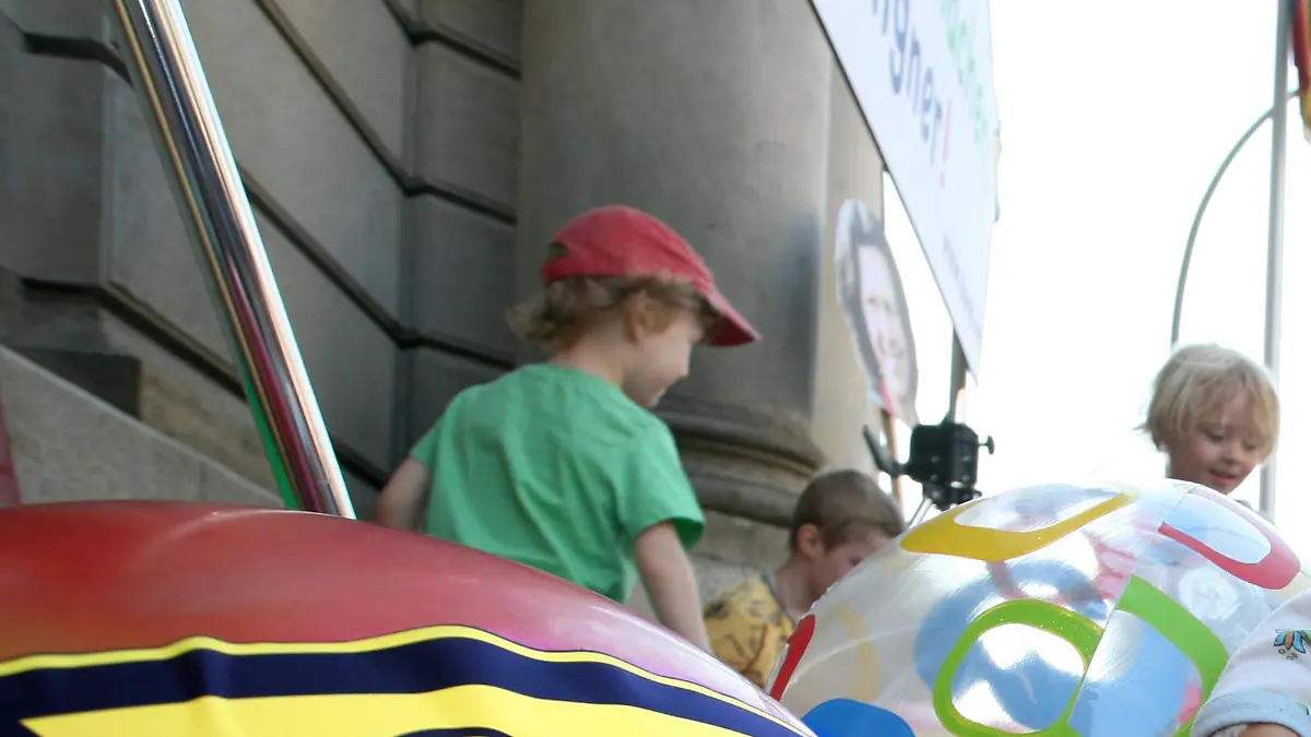 Kinder spielen am Dienstag (31.05.2011) bei einer Aktion der Umweltschutzorganisation BUND vor dem Verbraucherschutzministerium in Berlin mit als giftig gekennzeichnetem Spielzeug. Mit der Demonstration fordert der BUND anlässlich des Internationalen Kindertages am 01.06.2011 ein Verbot von gesundheitsschädlichen Weichmachern in Kindertagesstätten. Foto: Stephanie Pilick dpa/lbn | Verwendung weltweit