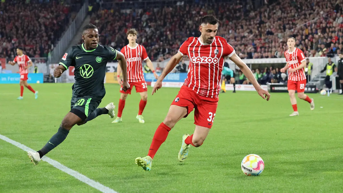 Freiburg, Deutschland 19. Mai 2023: 1. BL - 2022/2023 - SC Freiburg vs. VfL Wolfsburg Im Bild: v. li. im Zweikampf Ridle Baku VfL Wolfsburg und Vincenzo Grifo SC Freiburg /// DFL regulations prohibit any use of photographs as image sequences and/or quasi-video /// Europa-Park Stadion Baden Württemberg *** Freiburg, Germany 19 May 2023 1 BL 2022 2023 SC Freiburg vs VfL Wolfsburg In picture from left in duel Ridle Baku VfL Wolfsburg and Vincenzo Grifo SC Freiburg DFL regulations prohibit any use of photographs as image sequences and or quasi video Europa Park Stadion Baden Württemberg Copyright: xFotostandx/xHettichx