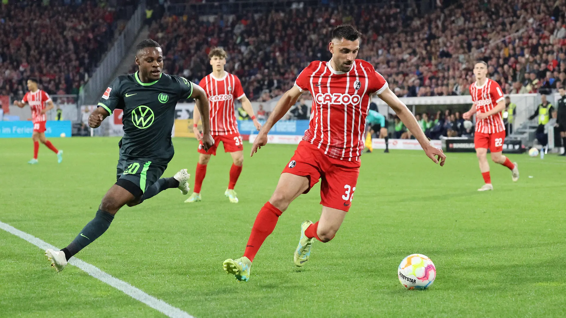 Freiburg, Deutschland 19. Mai 2023: 1. BL - 2022/2023 - SC Freiburg vs. VfL Wolfsburg Im Bild: v. li. im Zweikampf Ridle Baku VfL Wolfsburg und Vincenzo Grifo SC Freiburg /// DFL regulations prohibit any use of photographs as image sequences and/or quasi-video /// Europa-Park Stadion Baden Württemberg *** Freiburg, Germany 19 May 2023 1 BL 2022 2023 SC Freiburg vs VfL Wolfsburg In picture from left in duel Ridle Baku VfL Wolfsburg and Vincenzo Grifo SC Freiburg DFL regulations prohibit any use of photographs as image sequences and or quasi video Europa Park Stadion Baden Württemberg Copyright: xFotostandx/xHettichx