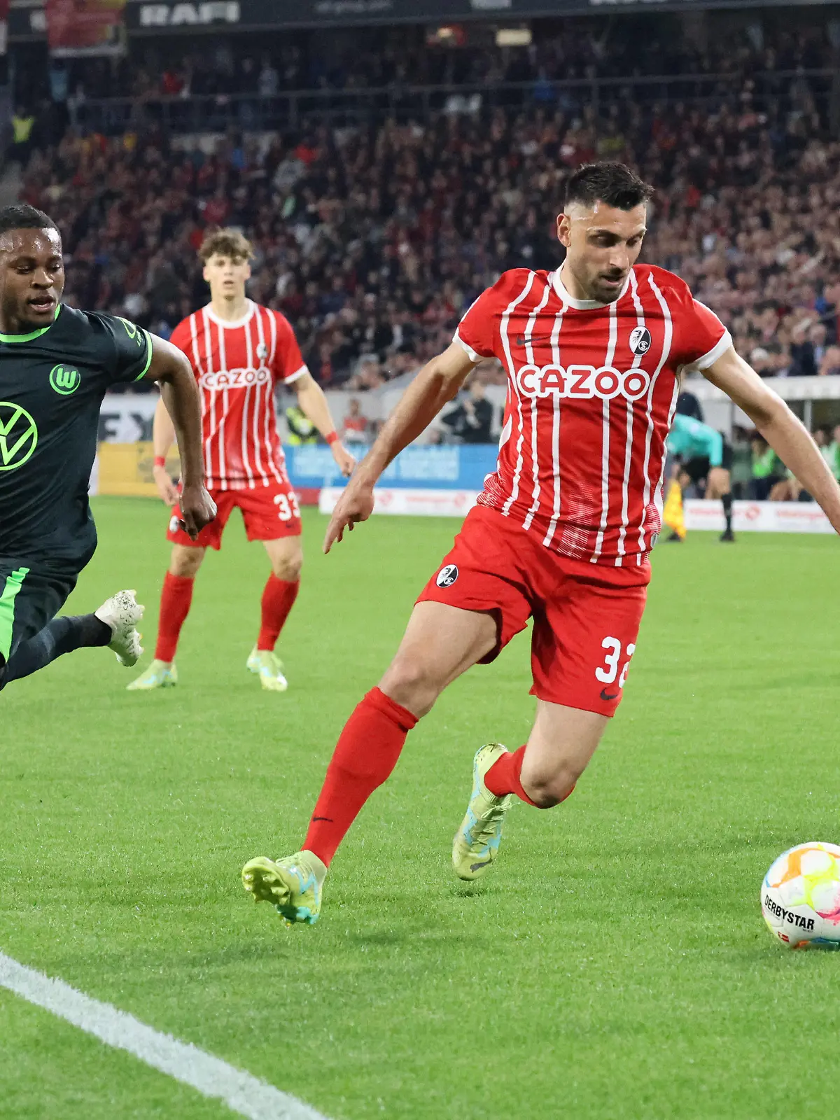 Freiburg, Deutschland 19. Mai 2023: 1. BL - 2022/2023 - SC Freiburg vs. VfL Wolfsburg Im Bild: v. li. im Zweikampf Ridle Baku VfL Wolfsburg und Vincenzo Grifo SC Freiburg /// DFL regulations prohibit any use of photographs as image sequences and/or quasi-video /// Europa-Park Stadion Baden Württemberg *** Freiburg, Germany 19 May 2023 1 BL 2022 2023 SC Freiburg vs VfL Wolfsburg In picture from left in duel Ridle Baku VfL Wolfsburg and Vincenzo Grifo SC Freiburg DFL regulations prohibit any use of photographs as image sequences and or quasi video Europa Park Stadion Baden Württemberg Copyright: xFotostandx/xHettichx