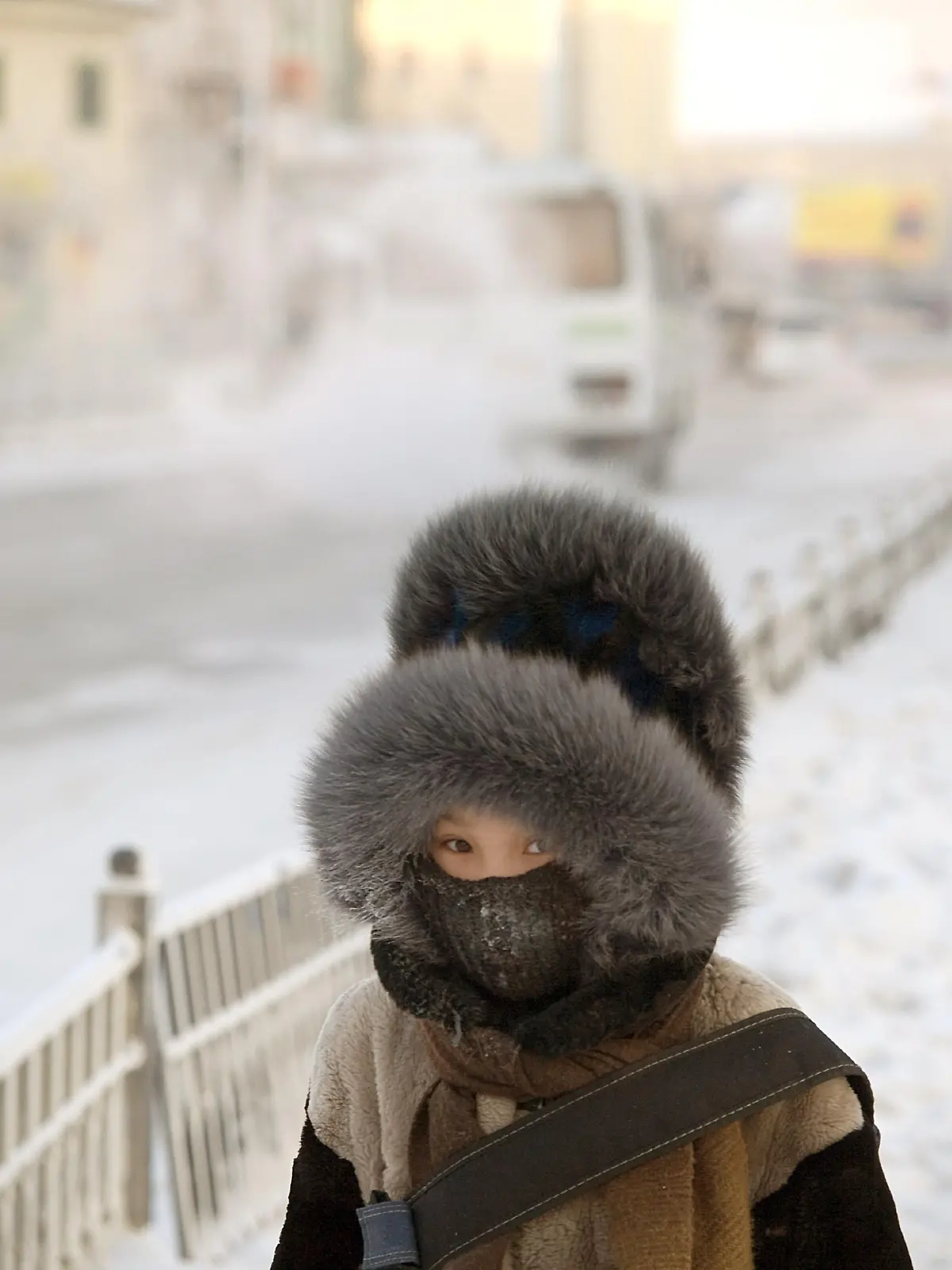 Ein Schulkind hat sich zum Schutz gegen die extreme Kälte in Jakutsk eine wärmende Kopfbedeckung aufgesetzt (Aufnahme vom 26.11.2007). Minus 20 Grad in Wladiwostok, minus 38 Grad am Baikalsee, sogar minus 46 Grad in Jakutsk zeigen die Thermometer in diesen Tagen. Doch bedarf es nicht erst klirrender Kälte, dass die Menschen beiderseits des Ural ihre mächtigen Pelzmützen und dichten Wollkappen aus dem Schrank holen. Schon ab den ersten kühlen Tagen des Winters gilt eine Kopfbedeckung als Muss. Schließlich lernen russische Kinder bereits früh, dass der Körper rund zwei Drittel seiner Wärmeenergie über Gesicht und Hals verliert. Foto: Björn Steinz (Zu dpa-Korr.: "Die Mütze der Garbo: Wie sich die Russen vor Rekordkälte schützen" vom 18.01.2008) +++(c) dpa - Bildfunk+++