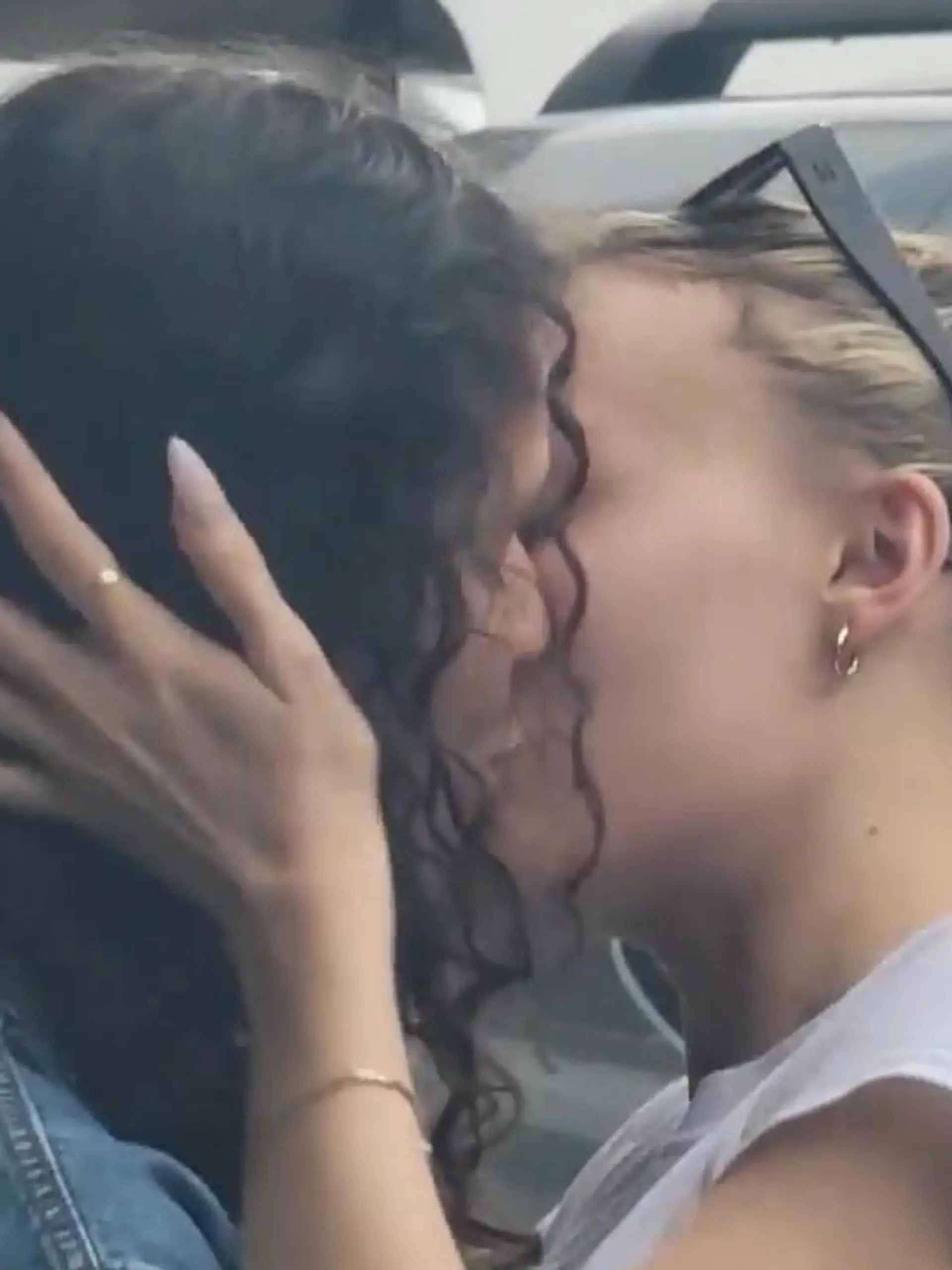 Die Sehnsucht scheint groß gewesen zu sein. Als Lily-Rose Depp am Flughafen in Los Angeles landet, kann sie es kaum erwarten ihre Freundin wiederzusehen. Die innigen Kussszenen sehen Sie im Video.