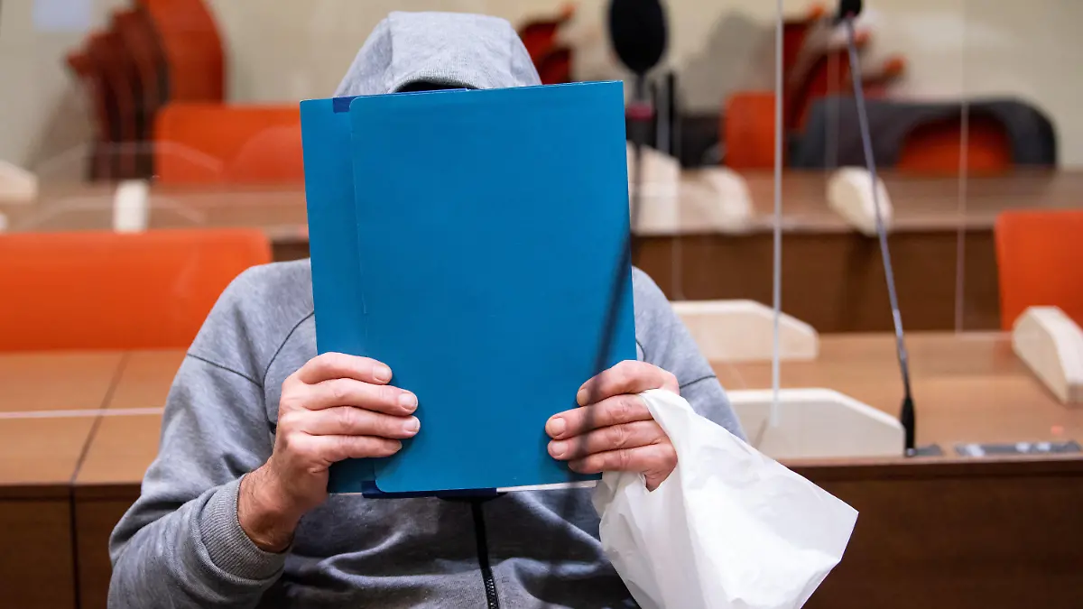 28.10.2021, Bayern, München: Der wegen Mordes durch Unterlassen angeklagte Mann sitzt vor Prozessbeginn im Gerichtssaal. Der 66-Jährige aus Oberbayern hat mehrere Männer auf deren eigenen Wunsch hin kastriert. Weil einer der Männer nach dem Eingriff in seiner Obhut starb, muss er sich vor dem Landgericht München II nicht nur wegen Körperverletzung, sondern unter anderem auch wegen Mordes durch Unterlassen verantworten. Foto: Sven Hoppe/dpa +++ dpa-Bildfunk +++