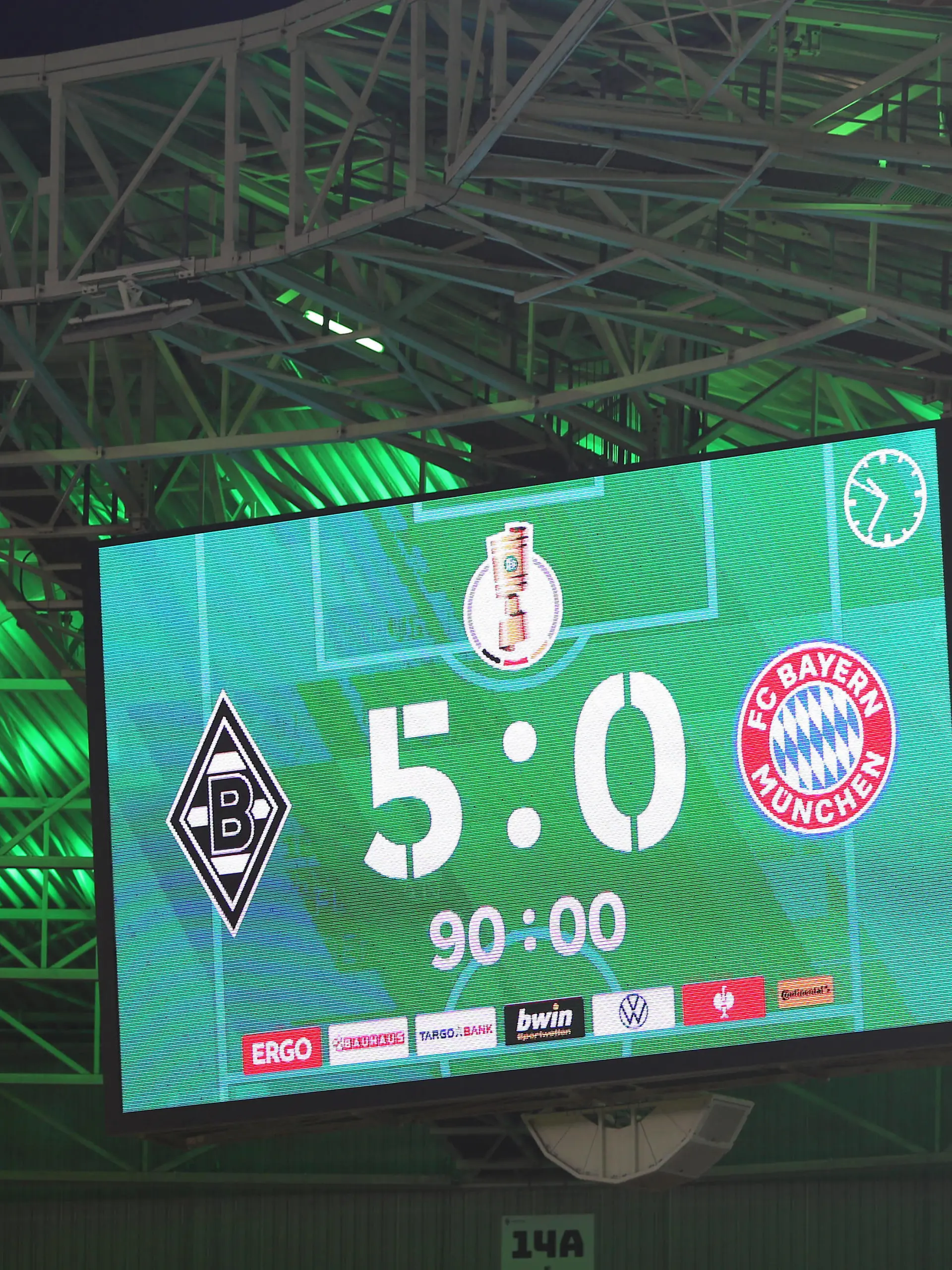  27.10.2021, Fussball DFB Pokal 2021/2022, 2. Runde, Borussia Mönchengladbach - FC Bayern München, im Borussia-Park Mönchengladbach. Auf der Anzeigetafel steht sie geschrieben, die historische Niederlage von 0:5 für den FC Bayern ***DFL and DFB regulations prohibit any use of photographs as image sequences and/or quasi-video.*** *** 27 10 2021, Football DFB Pokal 2021 2022, 2 Round, Borussia Mönchengladbach FC Bayern Munich, at Borussia Park Mönchengladbach It is written on the scoreboard, the historic defeat of 0 5 for FC Bayern DFL and DFB regulations prohibit any use of photographs as image sequences and or quasi video