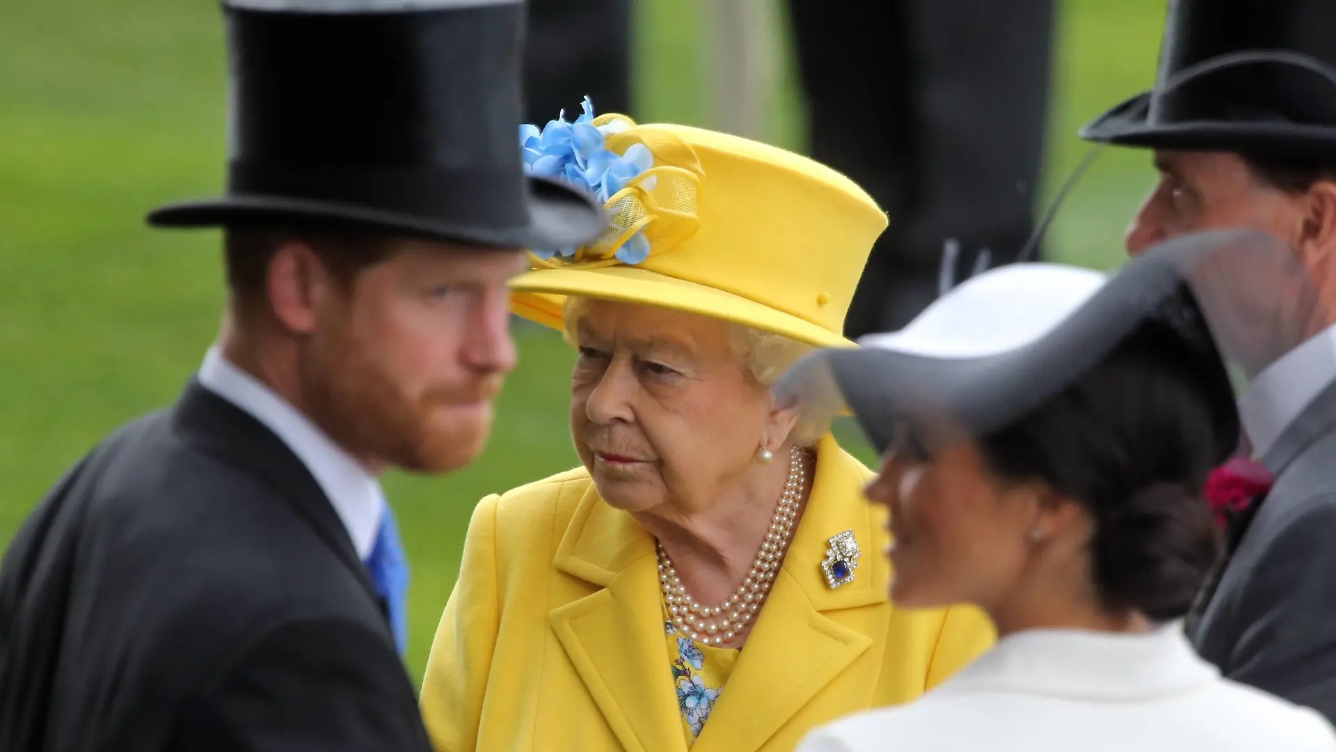 19.06.2018, Royal Ascot, Windsor, GBR, GROSSBRITANNIEN - Portrait of HRH Queen Elizabeth the Second behind TRH Harry the Duke of Sussex and TRH Meghan the Duchess of Sussex. Ascot racecourse. Queen Elisabeth, Queen Elizabeth, Queen Elizabeth the Second, Prince Harry, Meghan Markle, Prinz Harry, The Duke of Sussex, The Duchess of Sussex, Portrait, Portraet, Koenigin Elisabeth, Royals, Porträt 180619D505ROYAL_ASCOT.JPG *** 19 06 2018 Royal Ascot Windsor GBR UK Portrait of HRH Queen Elizabeth the second behind TRH Harry the Duke of Sussex and TRH Meghan the Duchess of Sussex Ascot racecourse Queen Elizabeth Queen Elizabeth Queen the Second Prince Harry Meghan Markle Prince Harry The Duke of Sussex The Duchess of Sussex Portrait Portraits Koenigin Elisabeth Royals Portrait 180619D505ROYAL ASCOT JPG