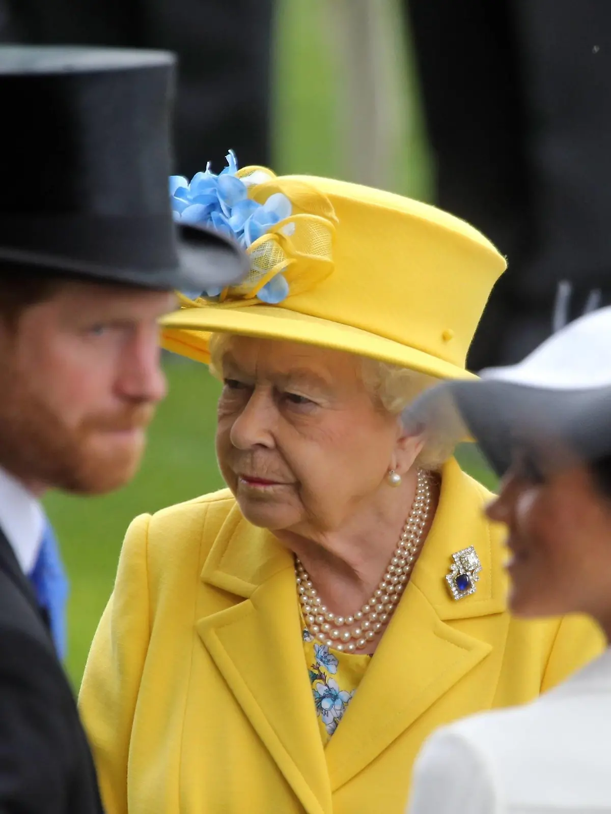  19.06.2018, Royal Ascot, Windsor, GBR, GROSSBRITANNIEN - Portrait of HRH Queen Elizabeth the Second behind TRH Harry the Duke of Sussex and TRH Meghan the Duchess of Sussex. Ascot racecourse. Queen Elisabeth, Queen Elizabeth, Queen Elizabeth the Second, Prince Harry, Meghan Markle, Prinz Harry, The Duke of Sussex, The Duchess of Sussex, Portrait, Portraet, Koenigin Elisabeth, Royals, Porträt 180619D505ROYAL_ASCOT.JPG *** 19 06 2018 Royal Ascot Windsor GBR UK Portrait of HRH Queen Elizabeth the second behind TRH Harry the Duke of Sussex and TRH Meghan the Duchess of Sussex Ascot racecourse Queen Elizabeth Queen Elizabeth Queen the Second Prince Harry Meghan Markle Prince Harry The Duke of Sussex The Duchess of Sussex Portrait Portraits Koenigin Elisabeth Royals Portrait 180619D505ROYAL ASCOT JPG