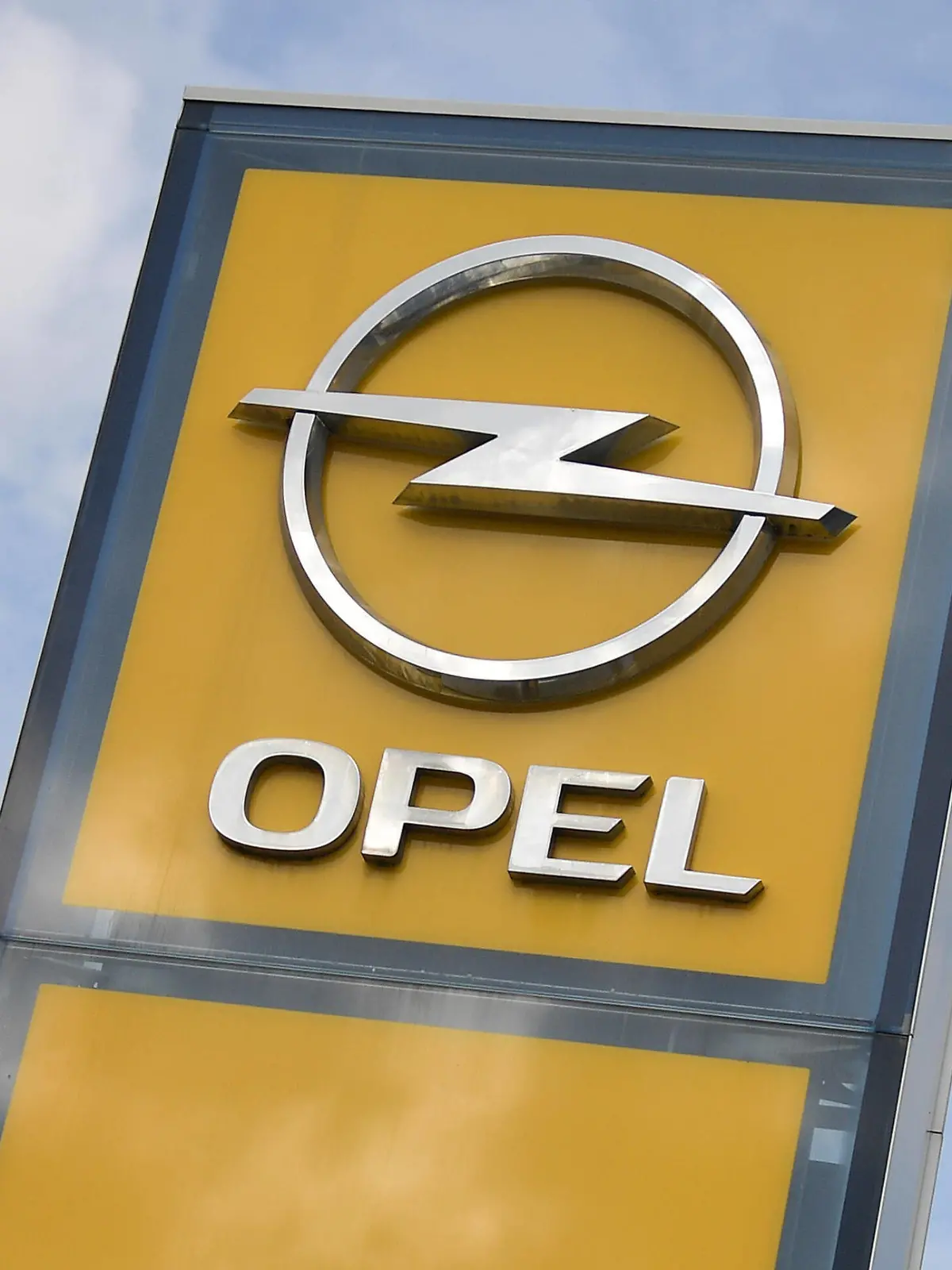  xblx, Logo von Opel an einer Filiale Friedberg *** xblx, logo of Opel at a branch in Friedberg
