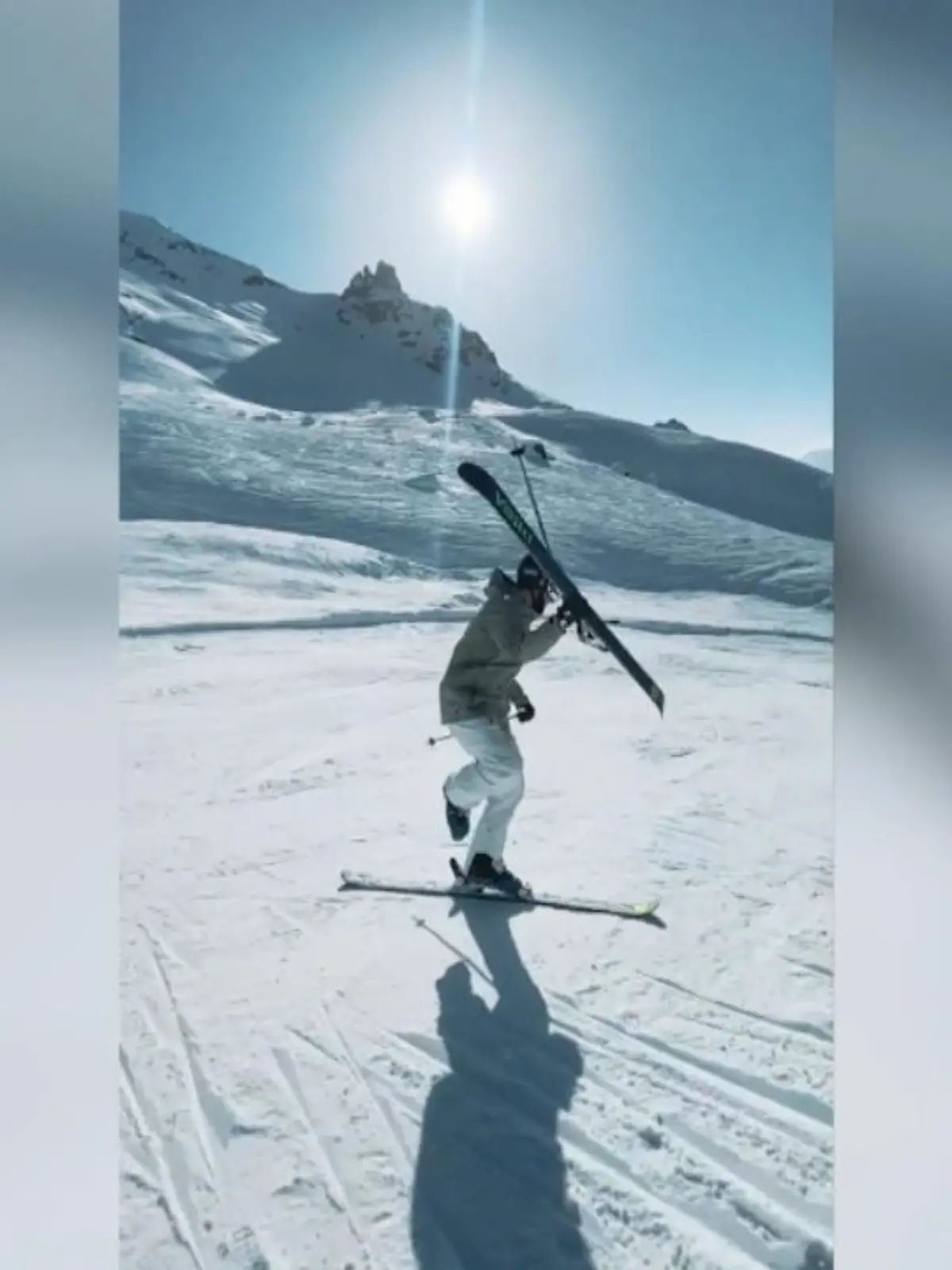 Bild zu: "Skifahrer schmeißt seine Skier weg"